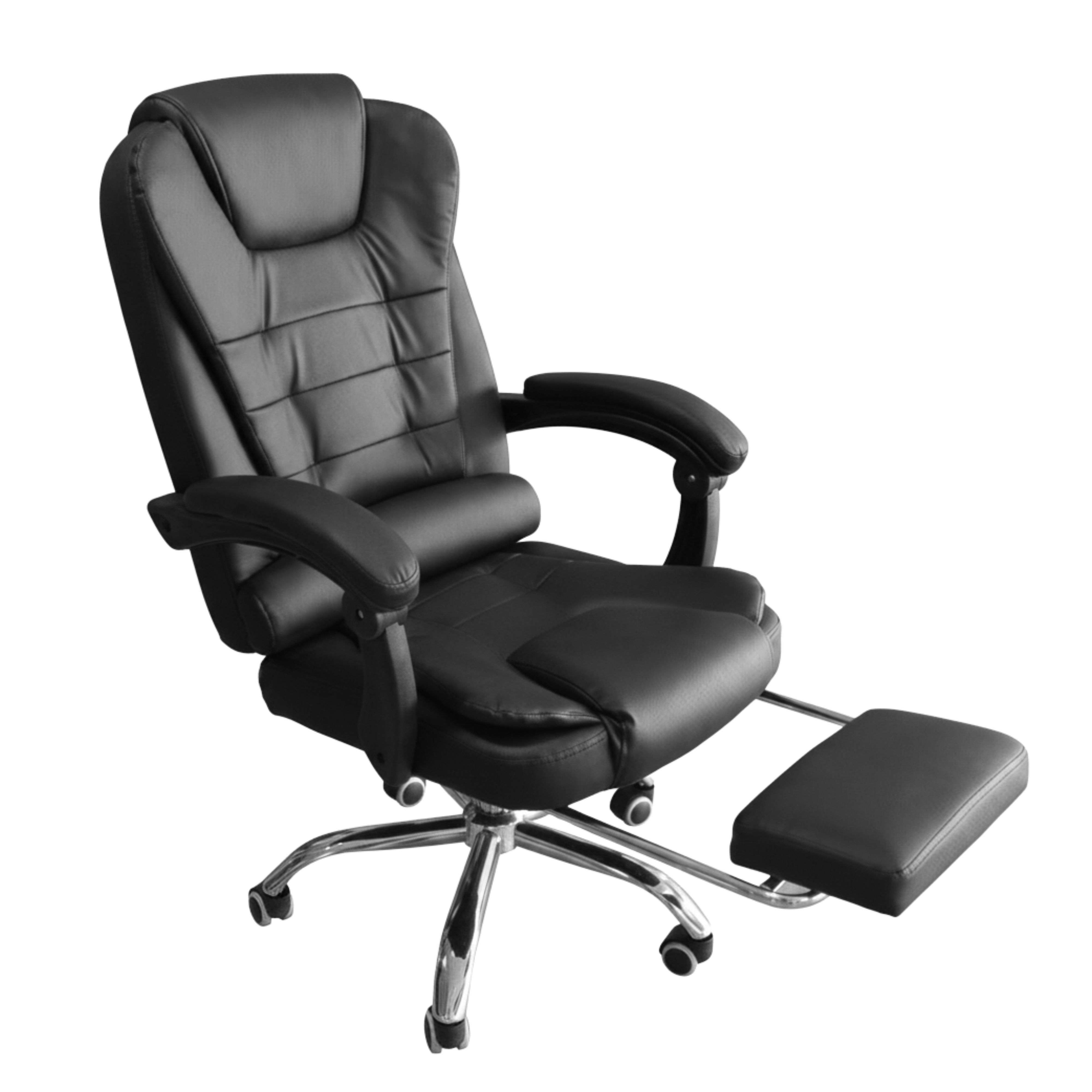 Una silla de oficina negra con reposapiés y ruedas plateadas.