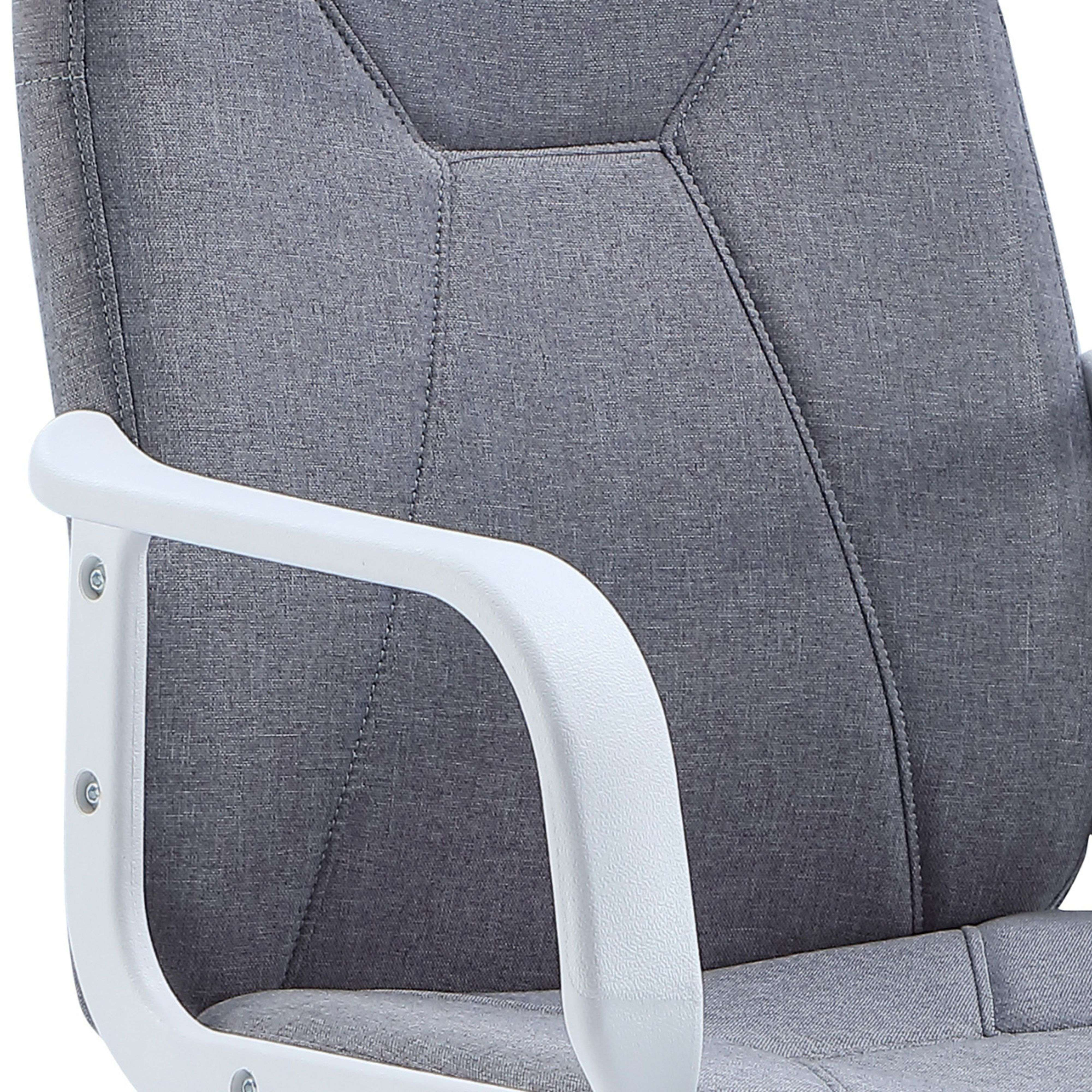 Silla de tela gris con reposabrazos y costuras blancas.