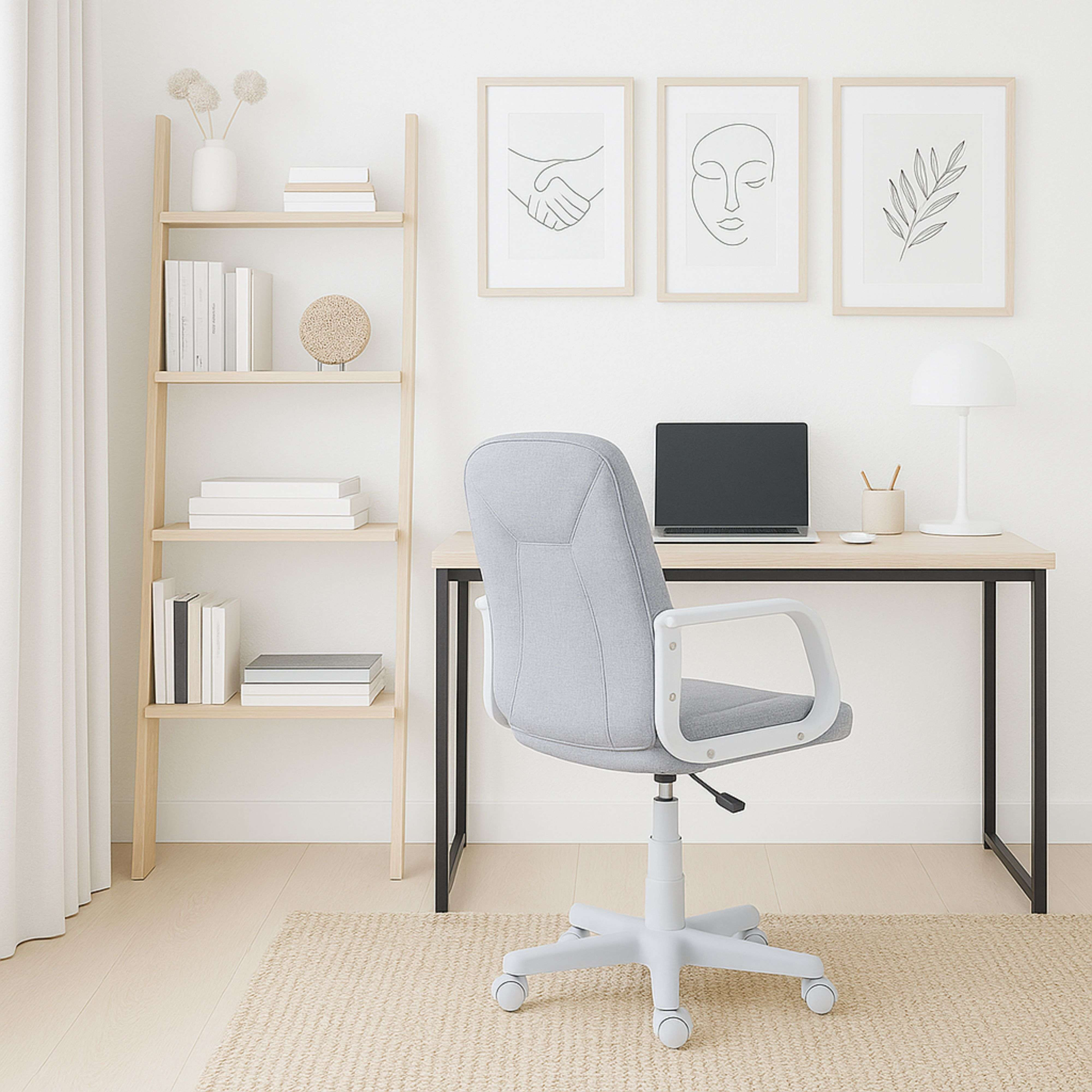 Una oficina luminosa con escritorio, portátil, silla y estantería.