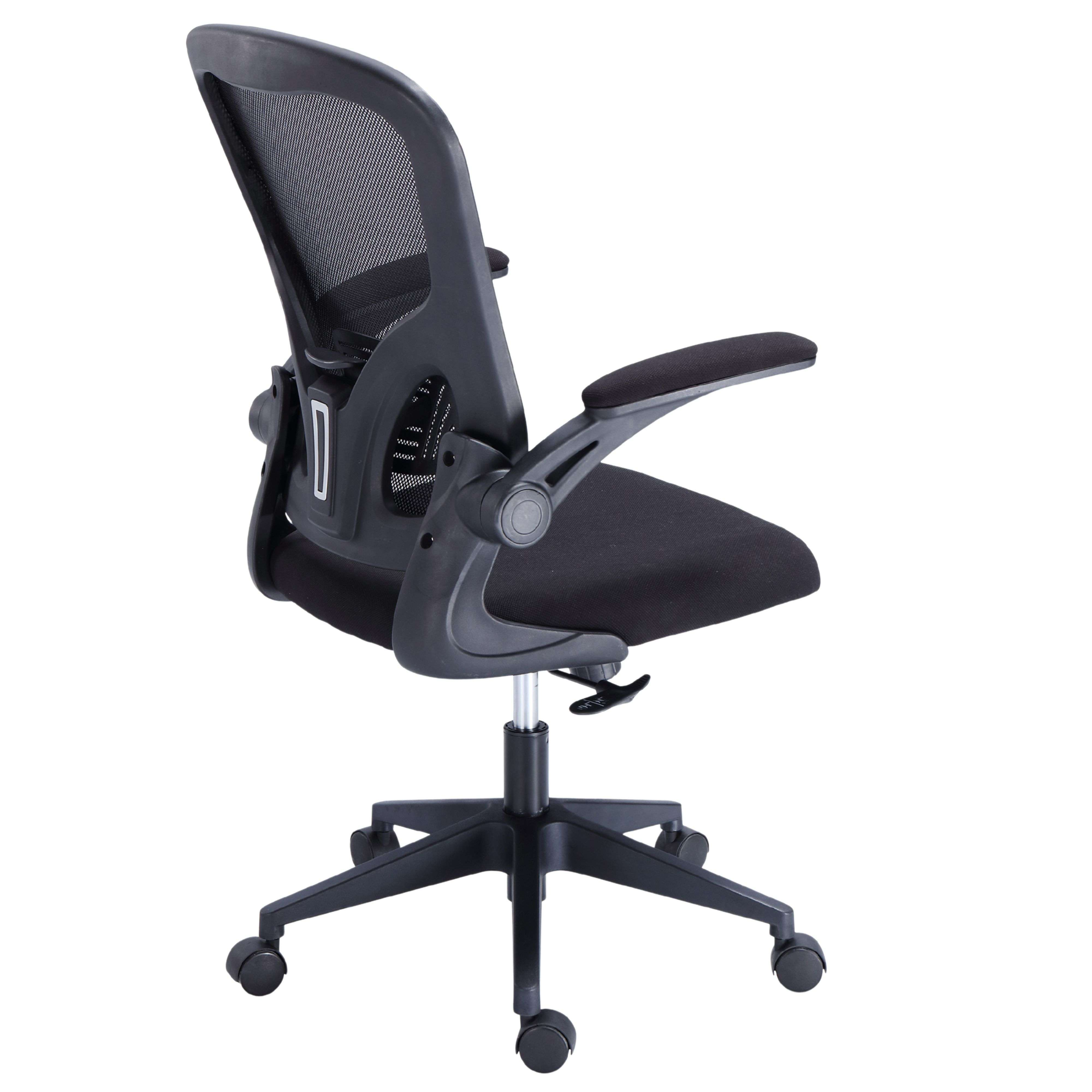 Silla de oficina negra con respaldo de malla y brazos ajustables, sobre ruedas.