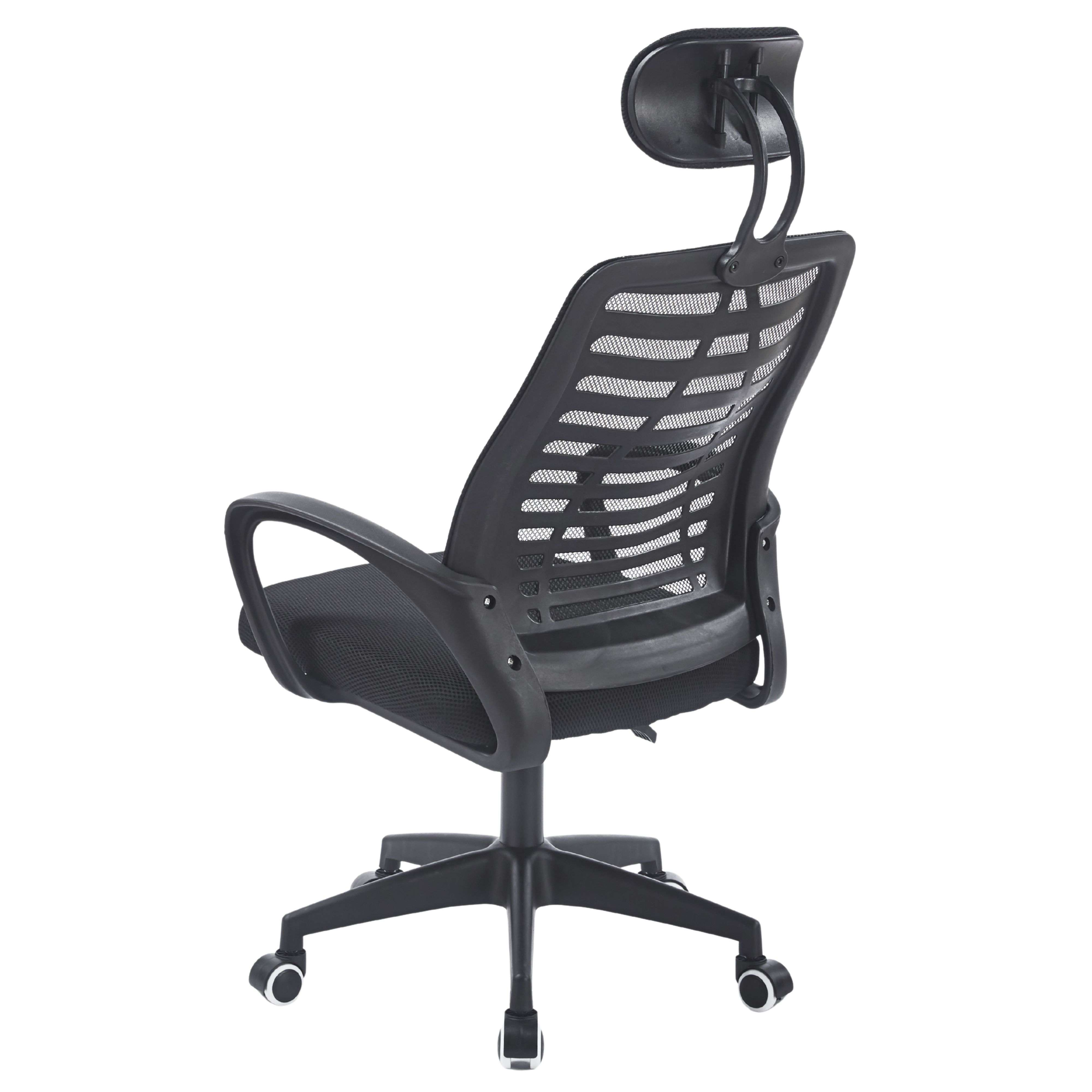 Silla de oficina negra con respaldo de malla, reposacabezas ajustable y ruedas.