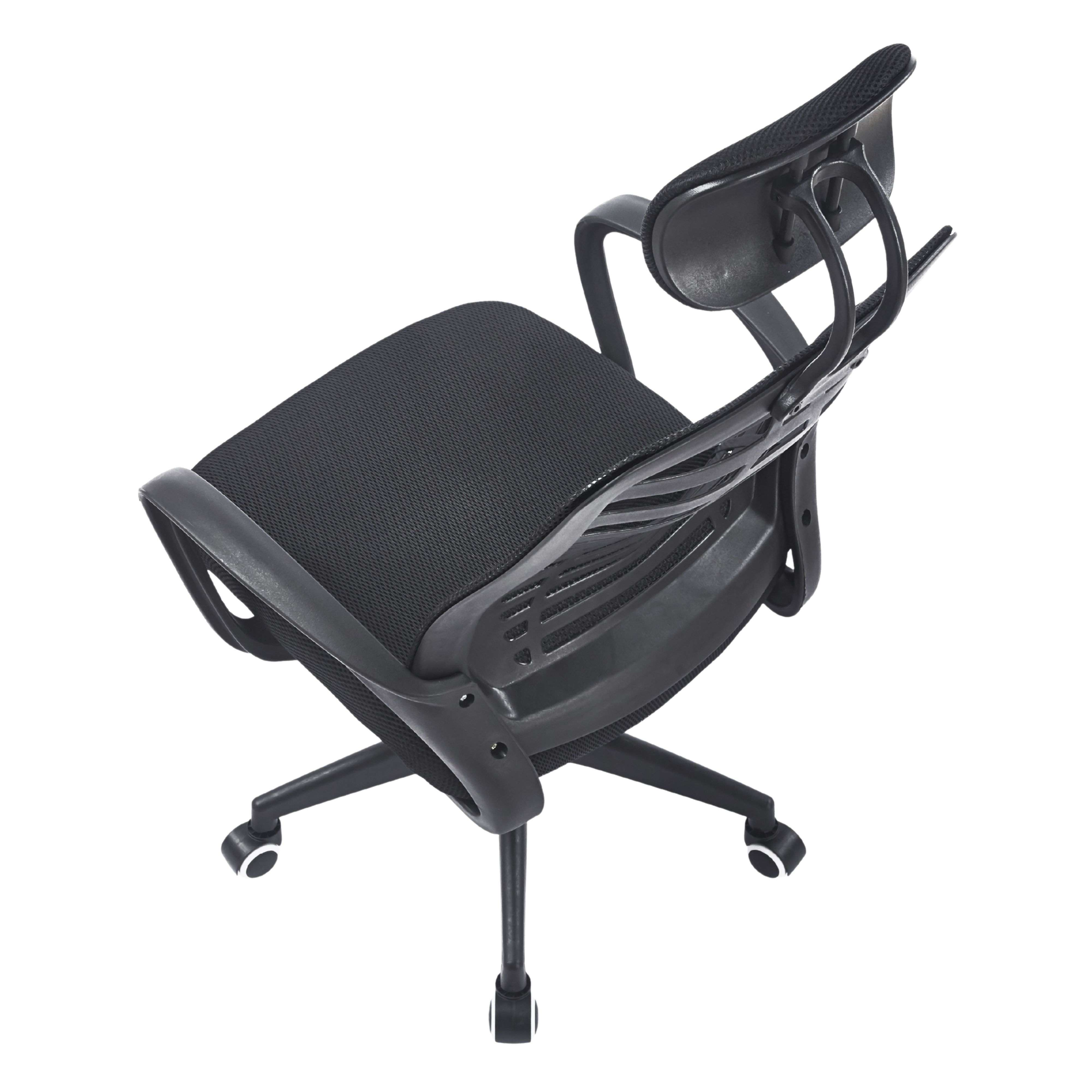 Una silla de oficina negra con respaldo de malla y ruedas.