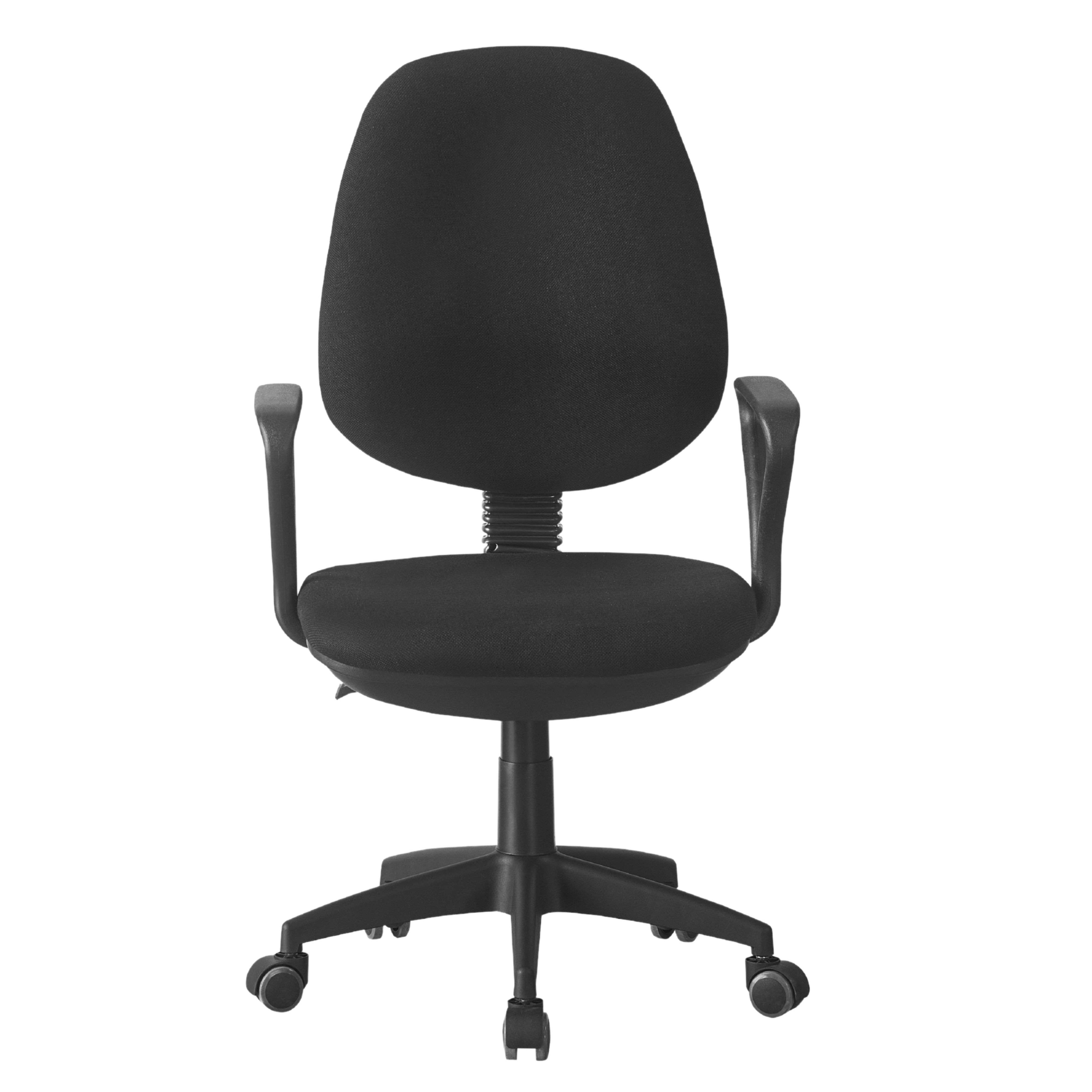 Silla de oficina negra con reposabrazos y ruedas.