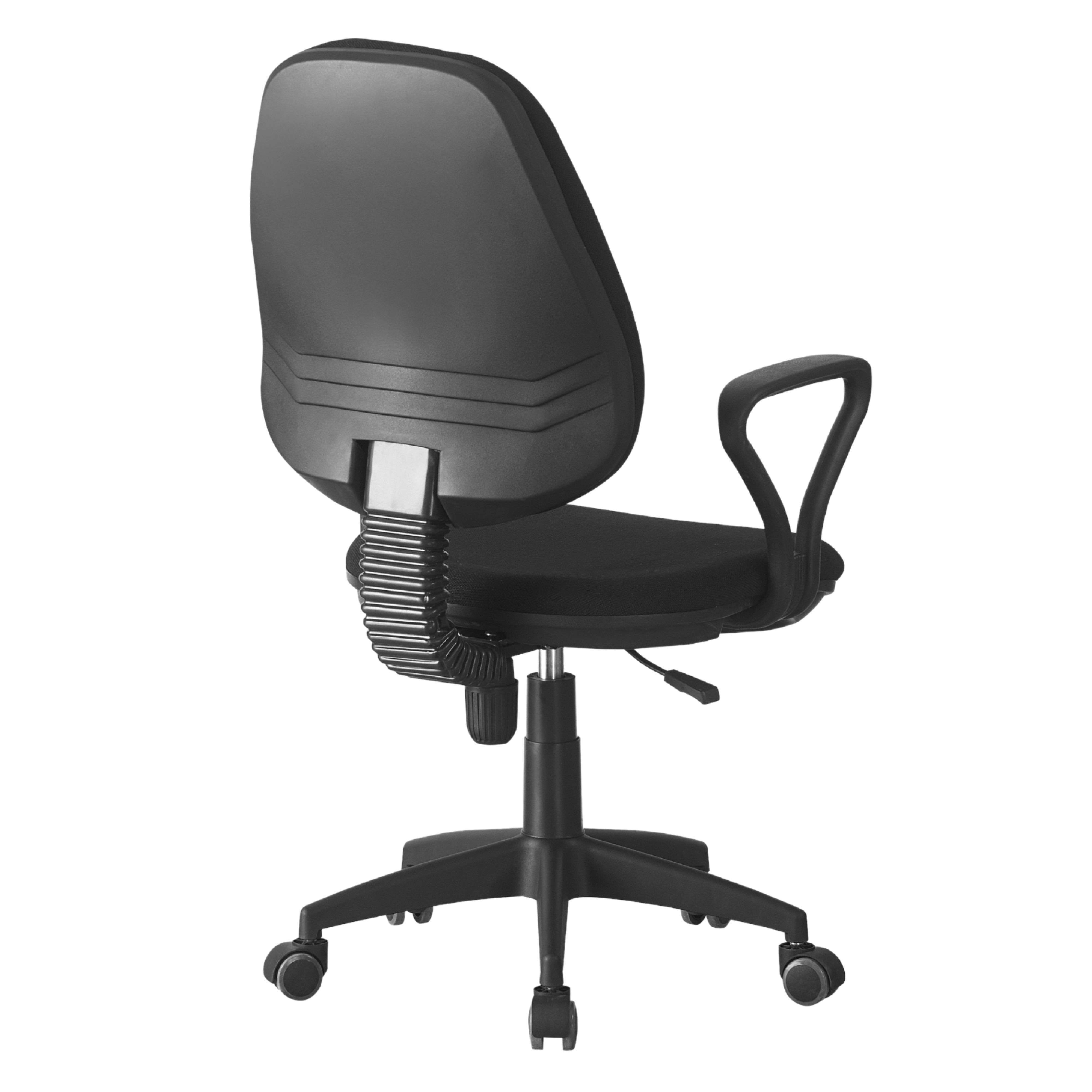 Silla de oficina negra vista desde atrás, con reposabrazos y ruedas.