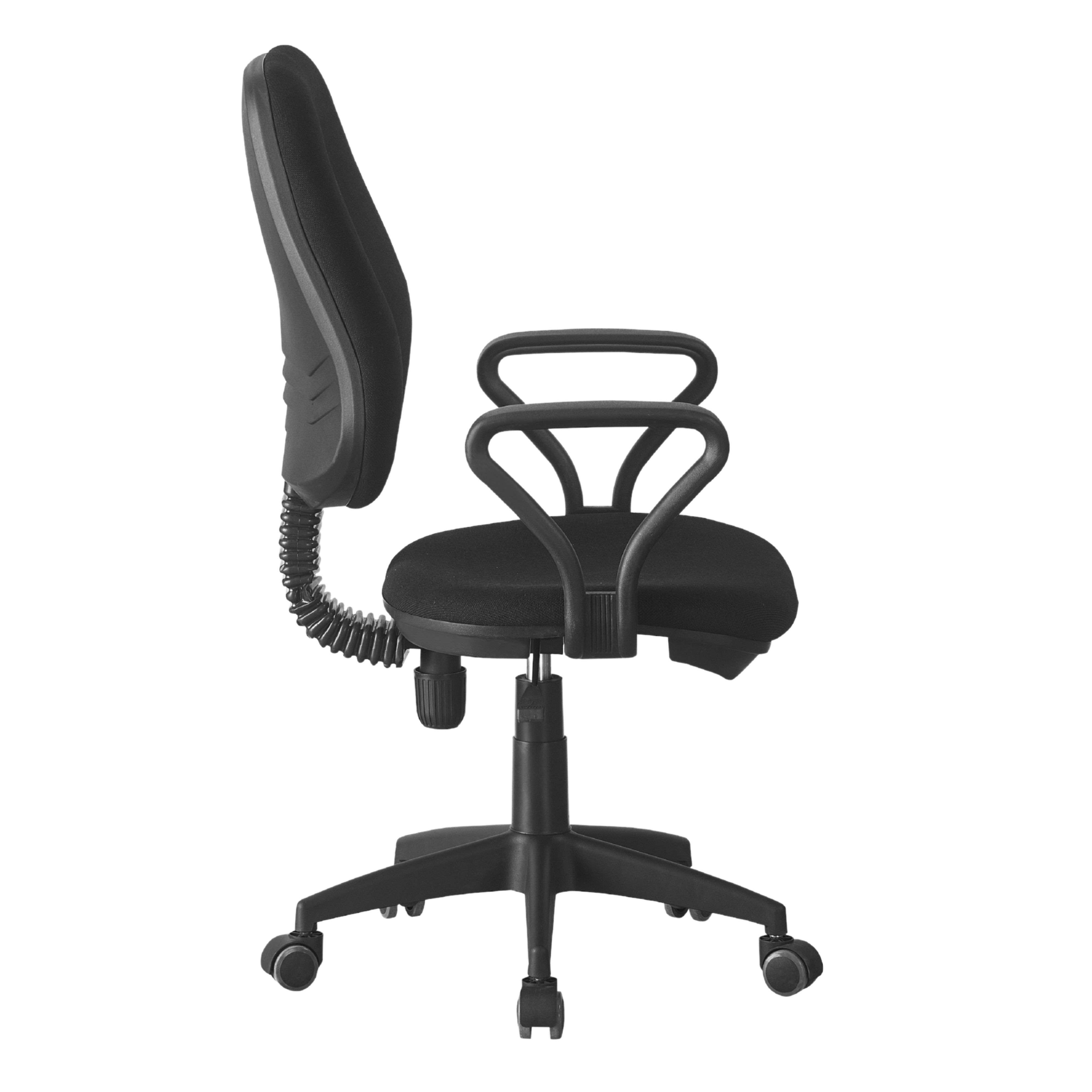 Silla de oficina negra con ruedas, vista de lado.