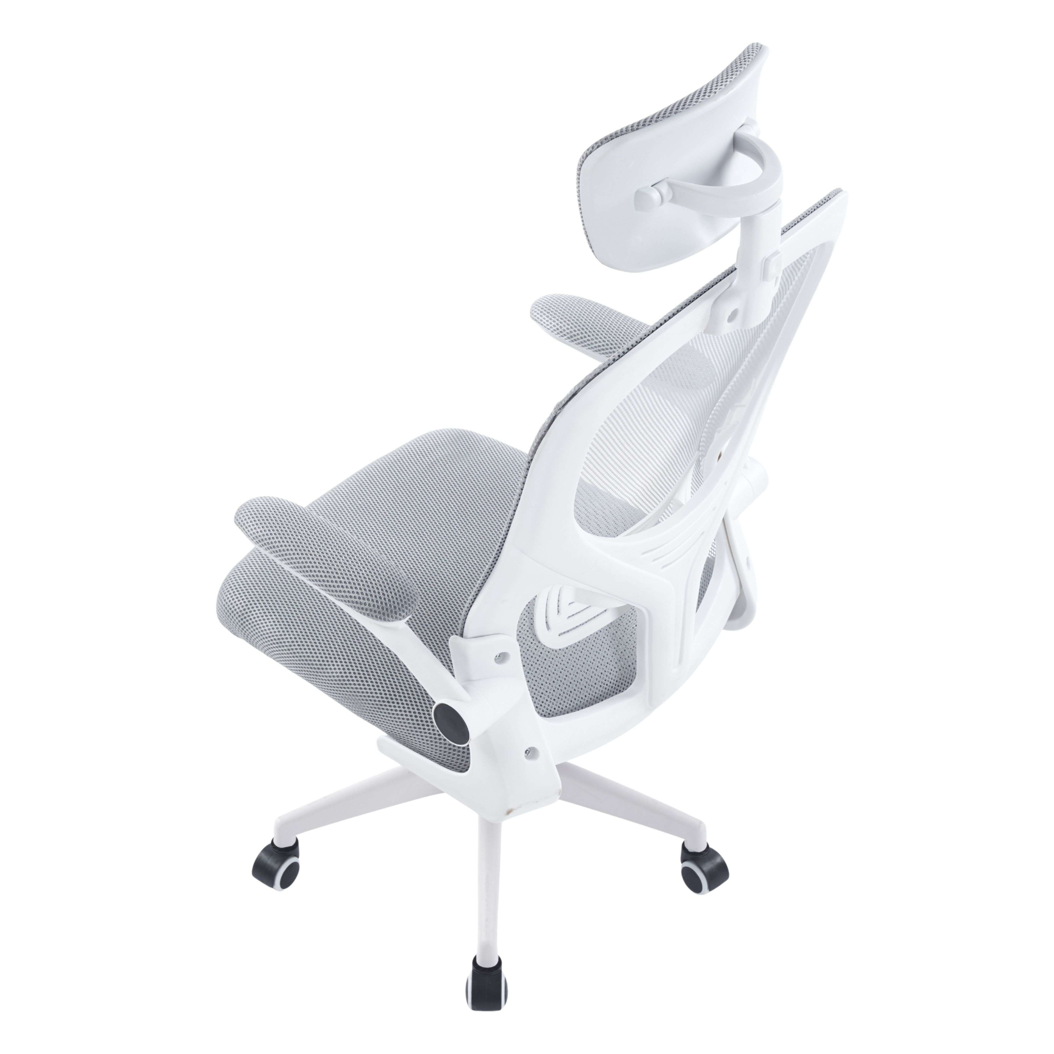 Una silla de oficina de malla blanca con reposacabezas ajustable y ruedas.