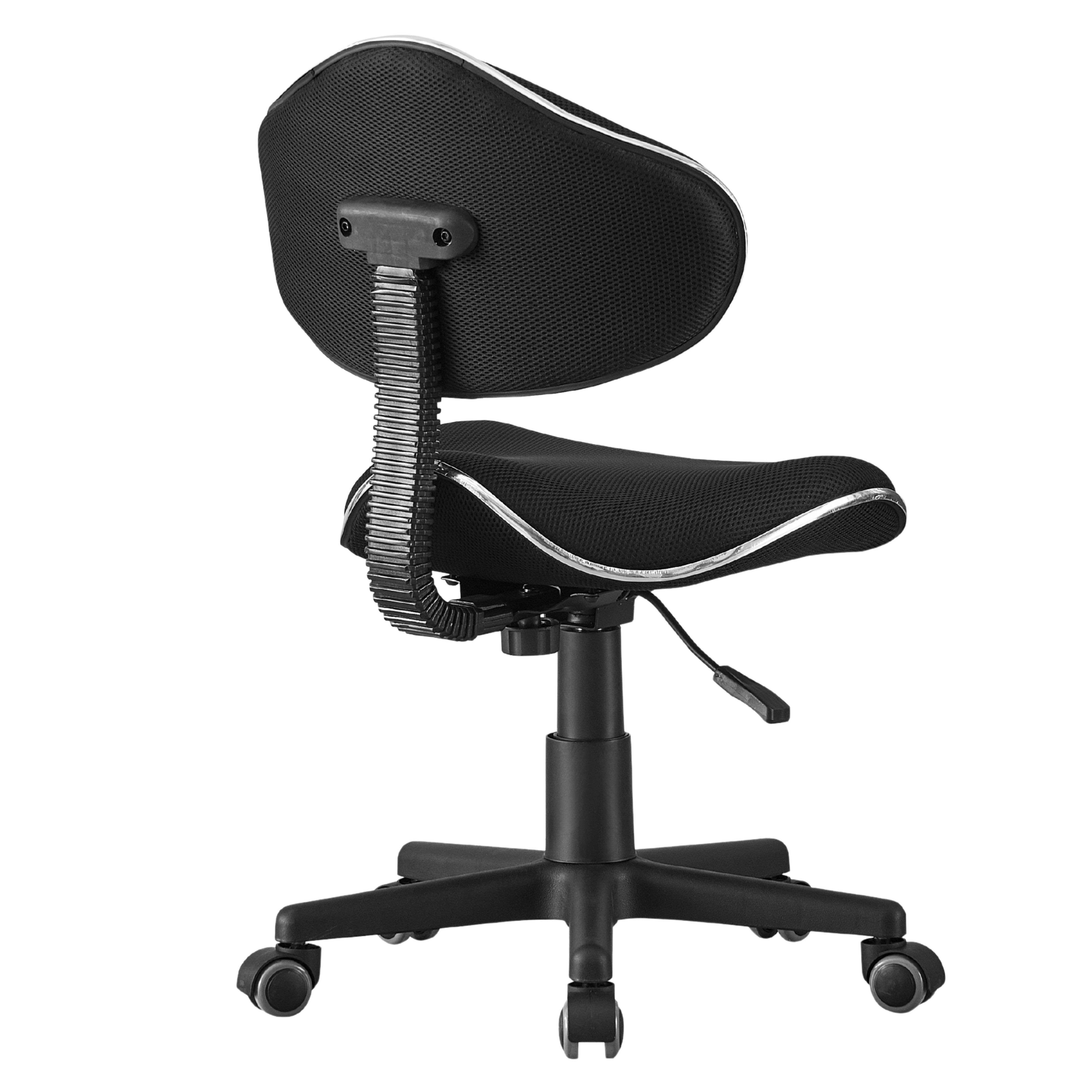 Una silla de oficina negra con respaldo de malla y soporte ajustable.