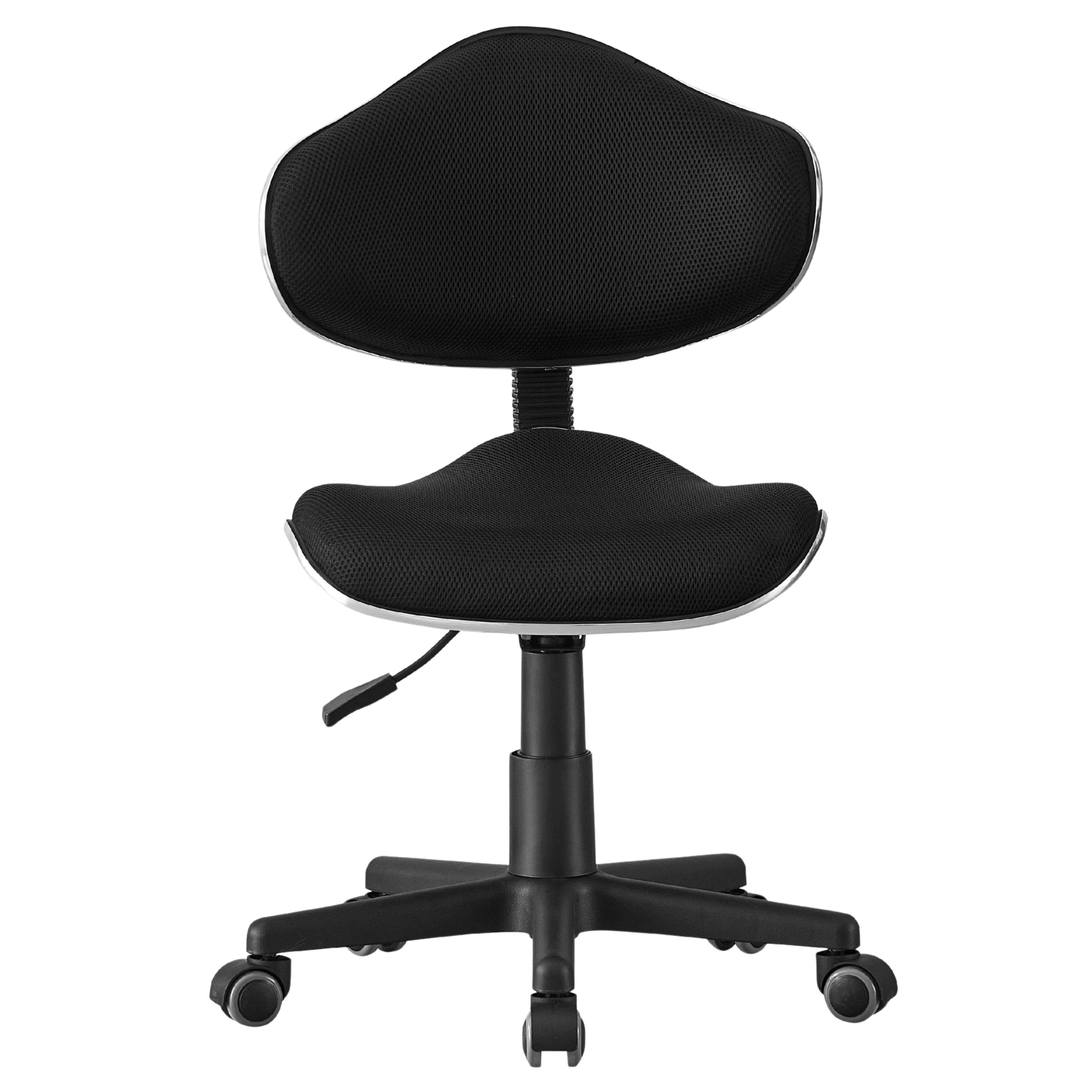Una silla de oficina negra con respaldo y asiento de malla, con ruedas.