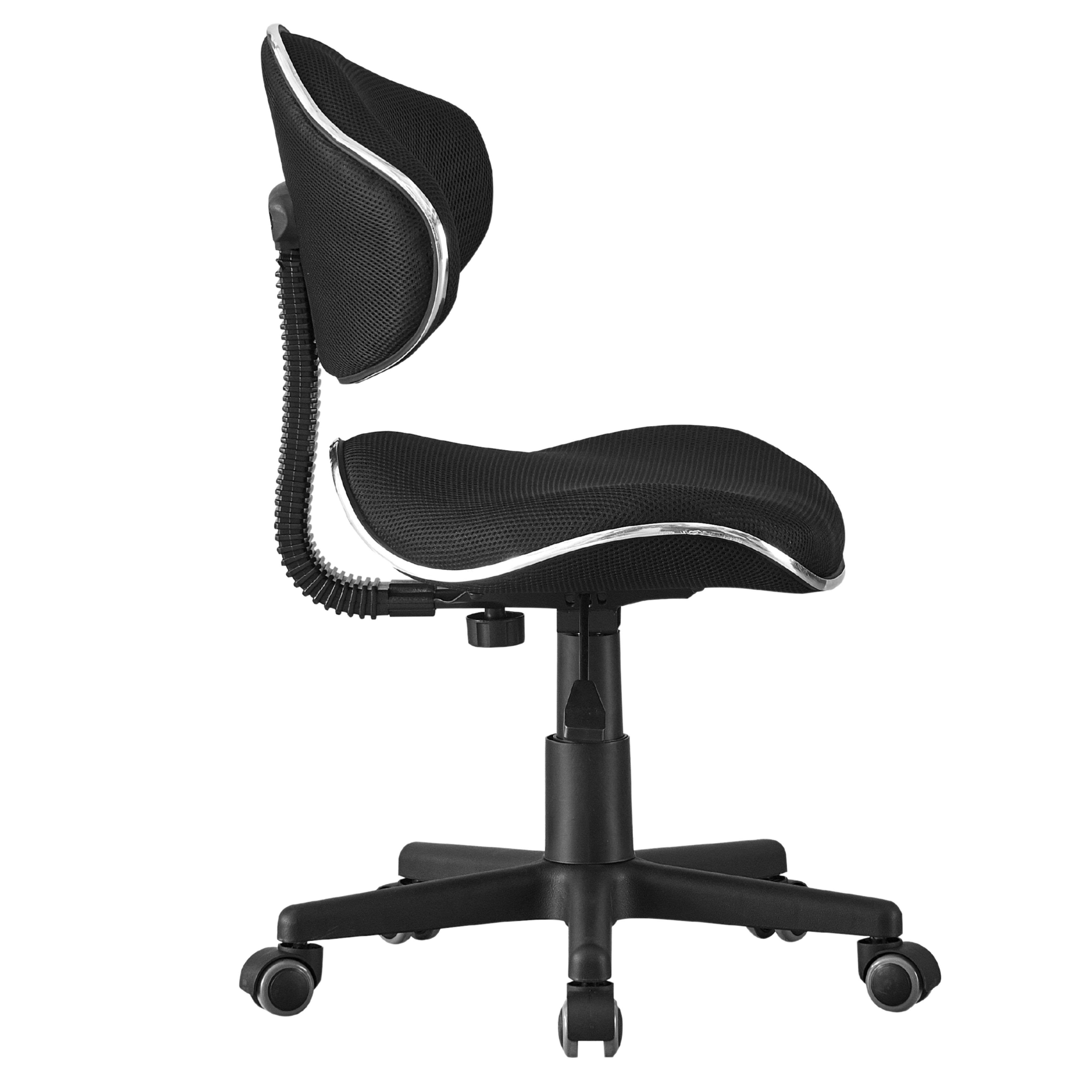 Una silla de oficina negra con respaldo y asiento de malla sobre base con ruedas.