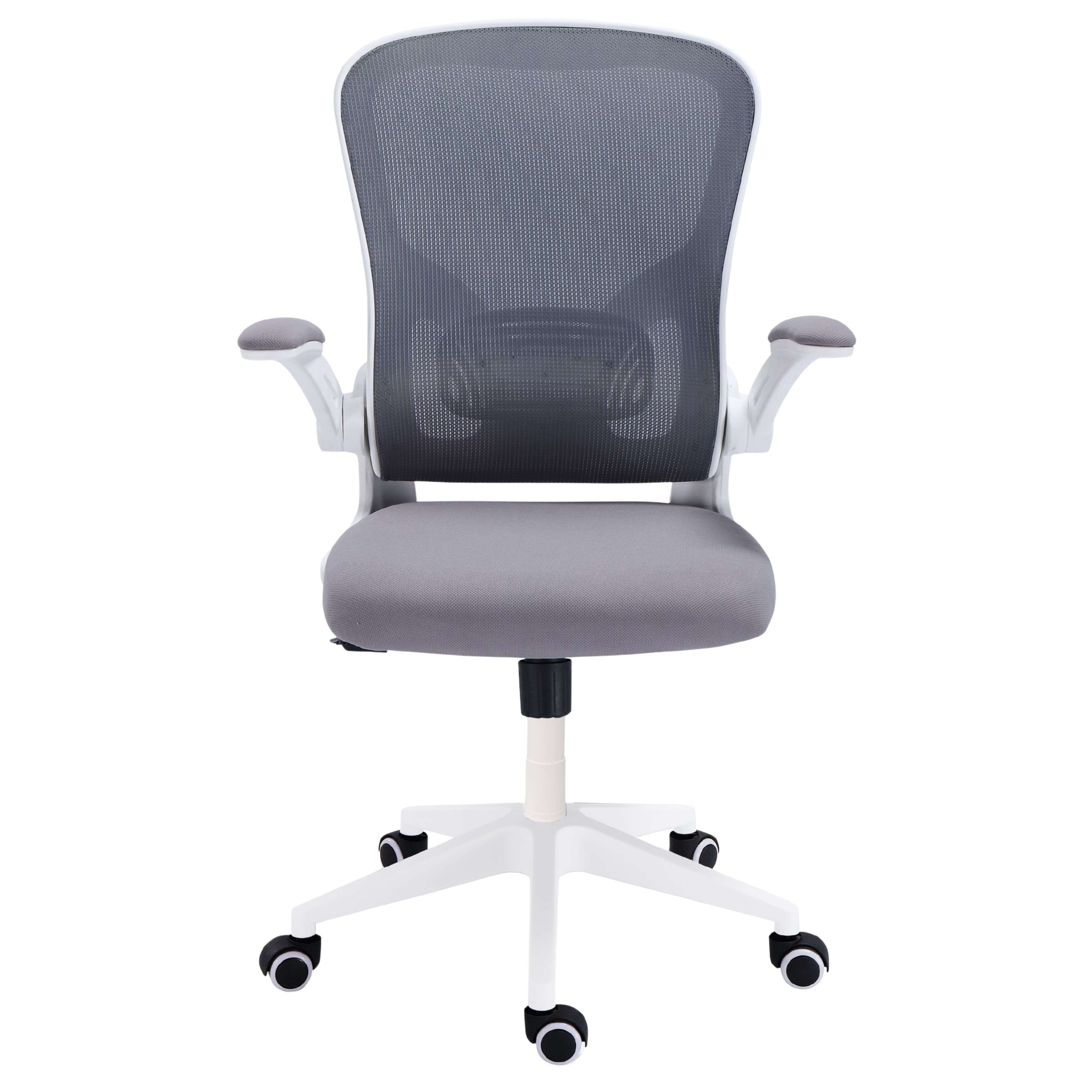 Una silla de oficina gris con respaldo de malla y brazos blancos, sobre ruedas.