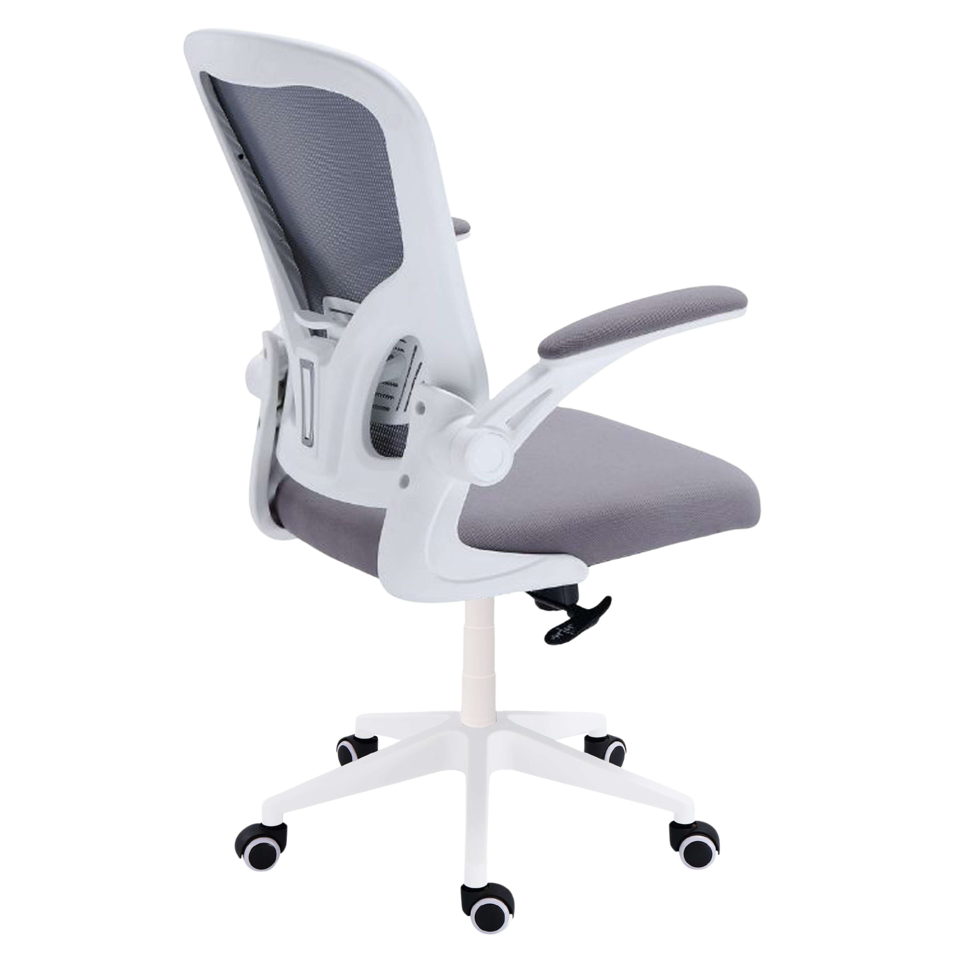 Una silla de oficina gris con respaldo de malla blanco y reposabrazos sobre base blanca.