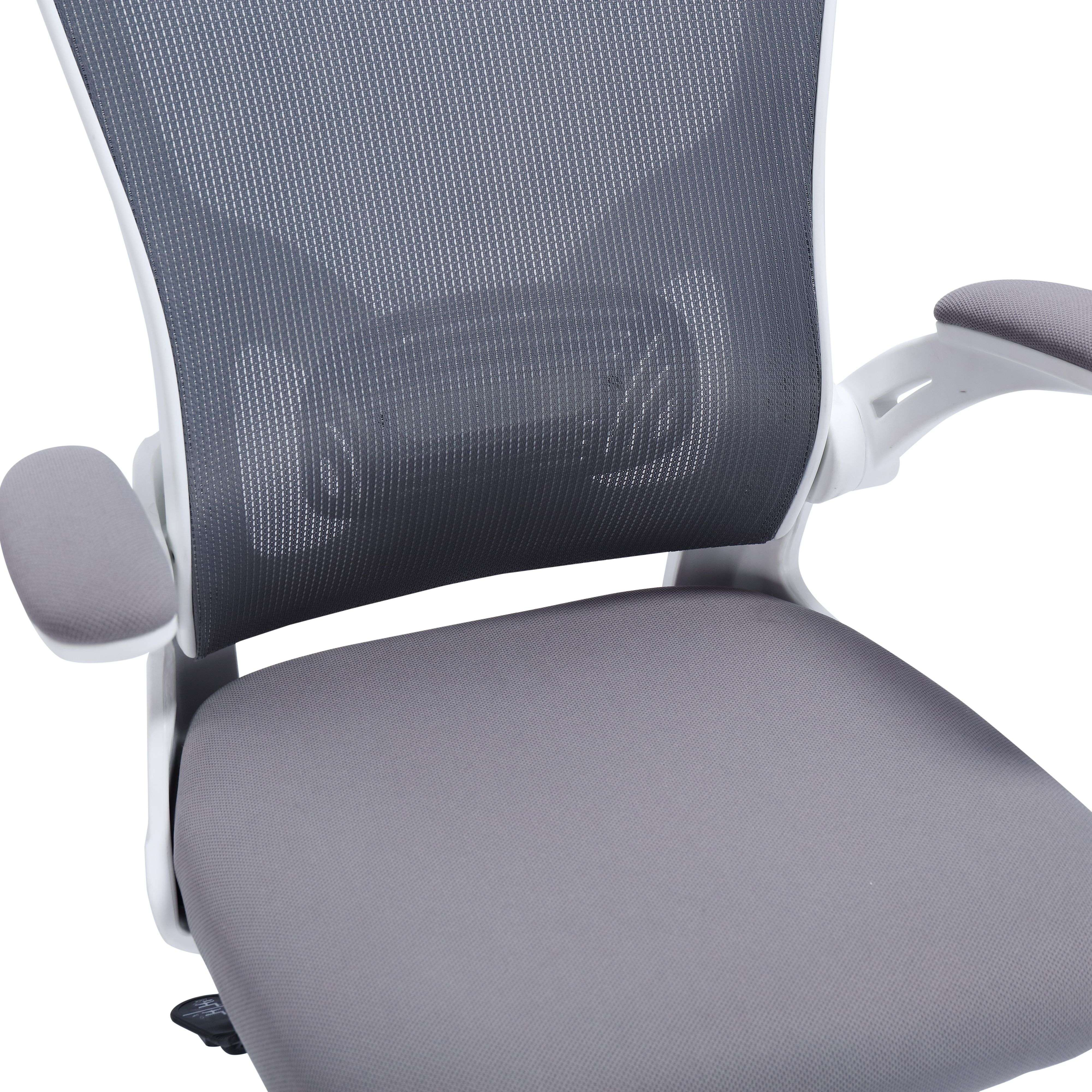 Silla de oficina gris con respaldo de malla y reposabrazos acolchados.
