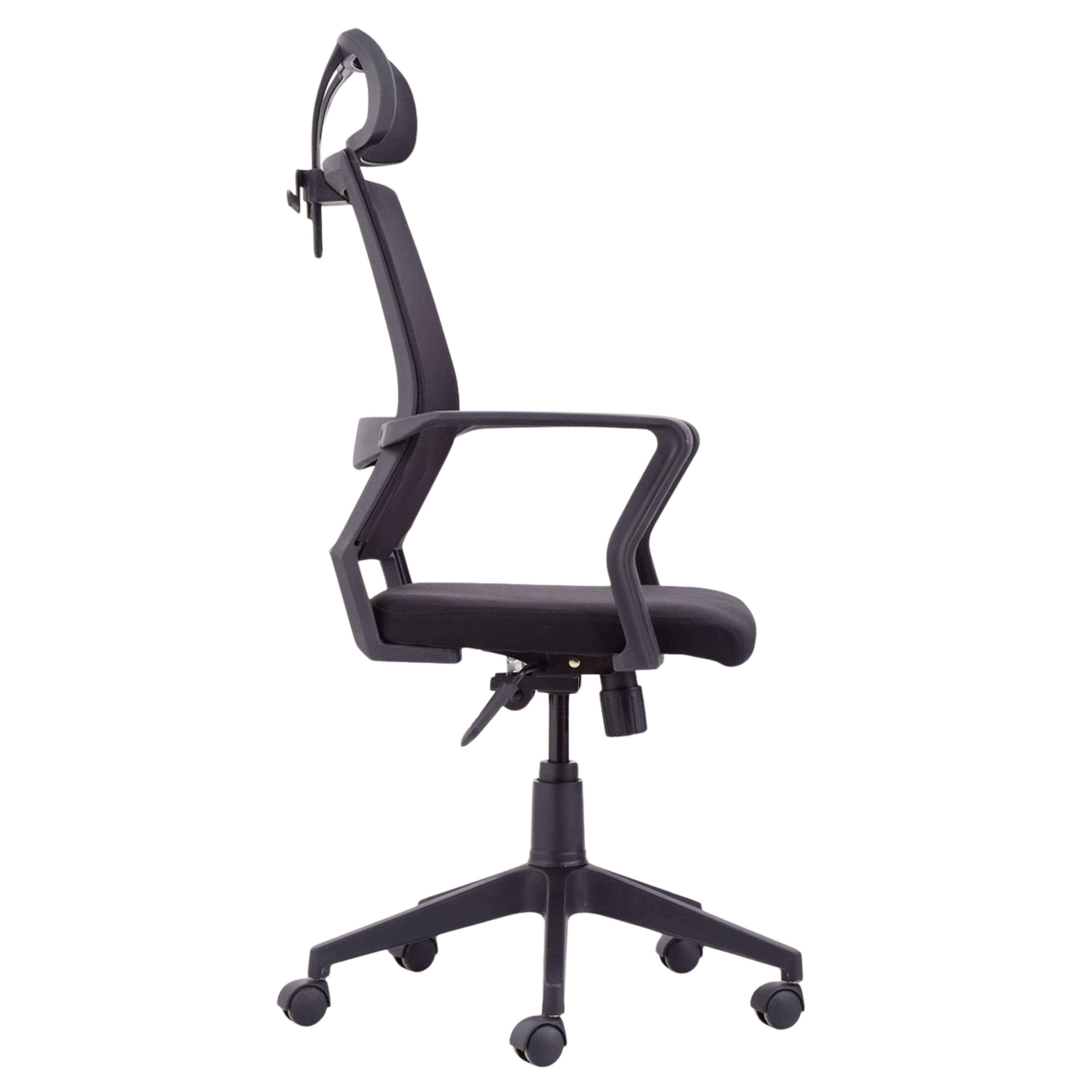 Silla de oficina negra con respaldo de malla y reposacabezas.