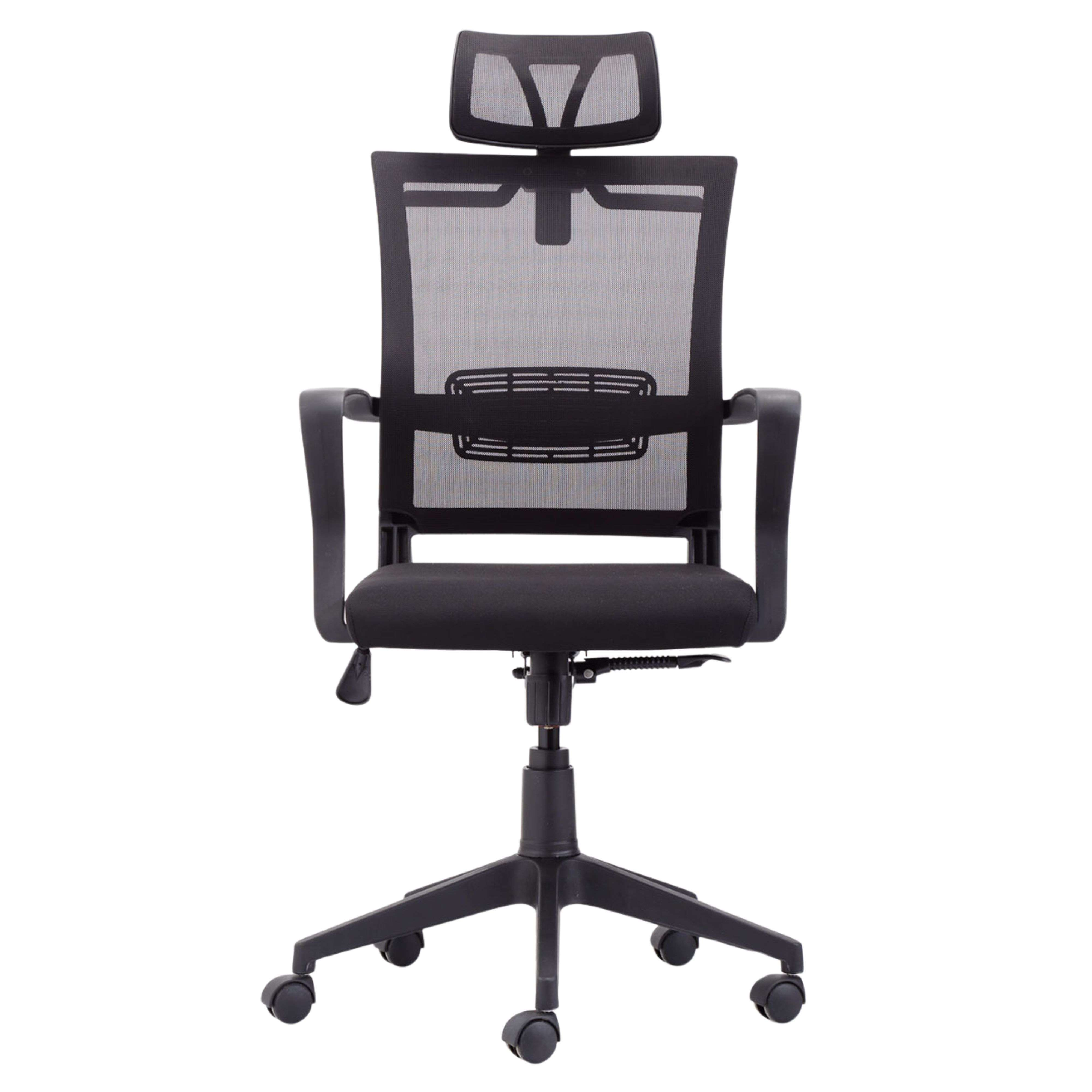 Una silla de oficina de malla negra con reposacabezas y soporte lumbar, sobre fondo blanco.