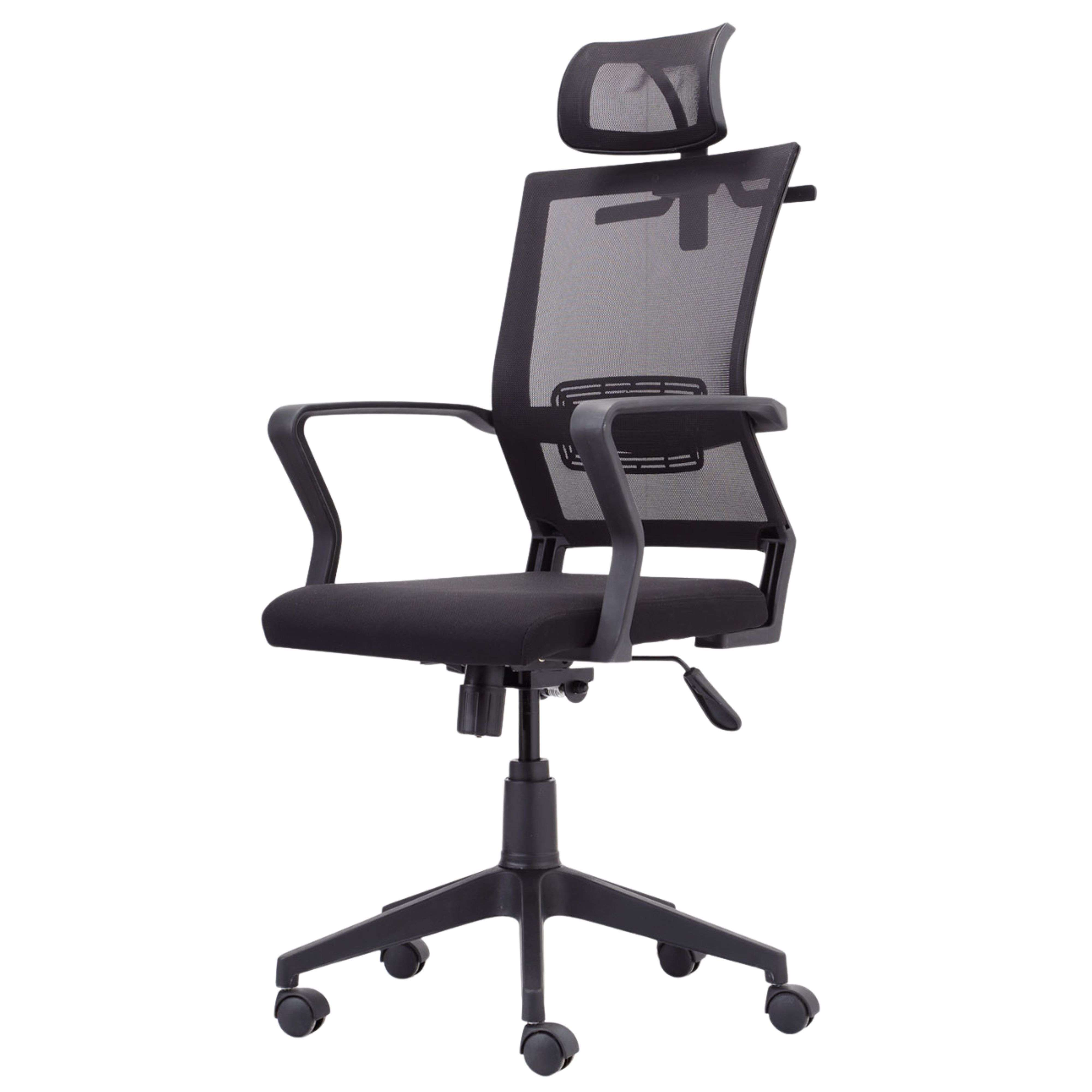 Una silla de oficina negra con respaldo de malla, reposacabezas y ruedas.