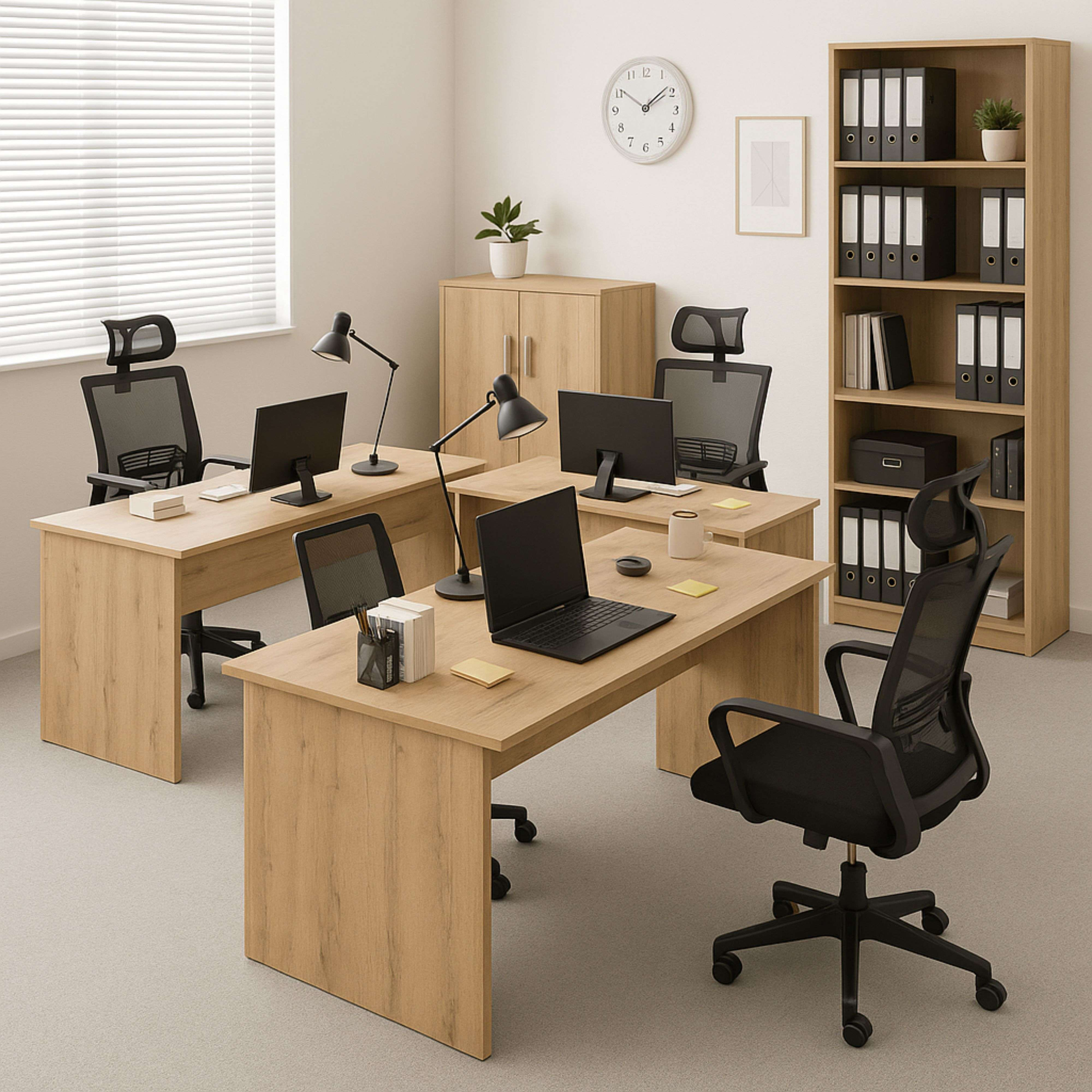 Una oficina moderna con escritorios de madera, sillas negras y computadoras.