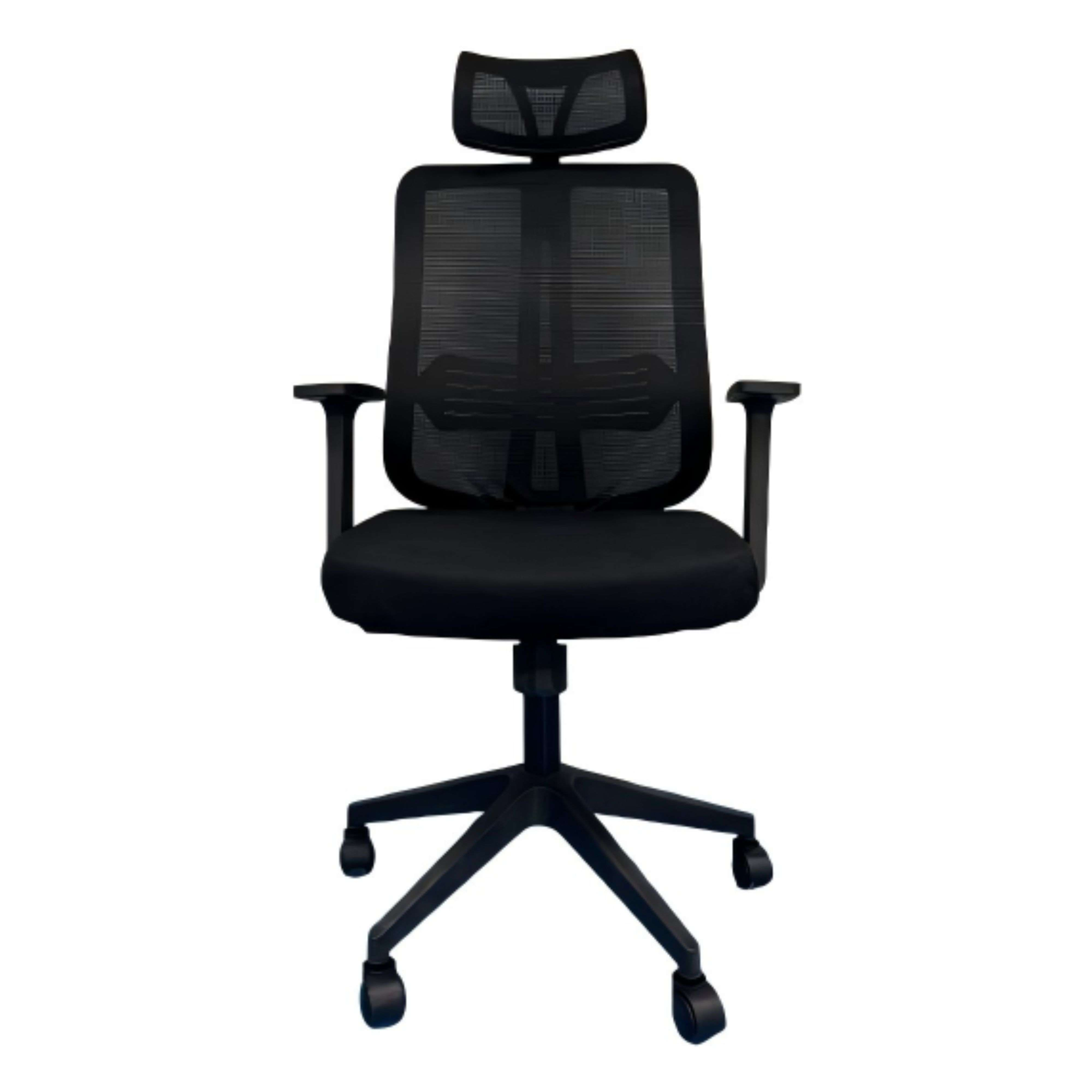 Una silla de oficina negra con respaldo de malla y reposacabezas sobre cinco ruedas.