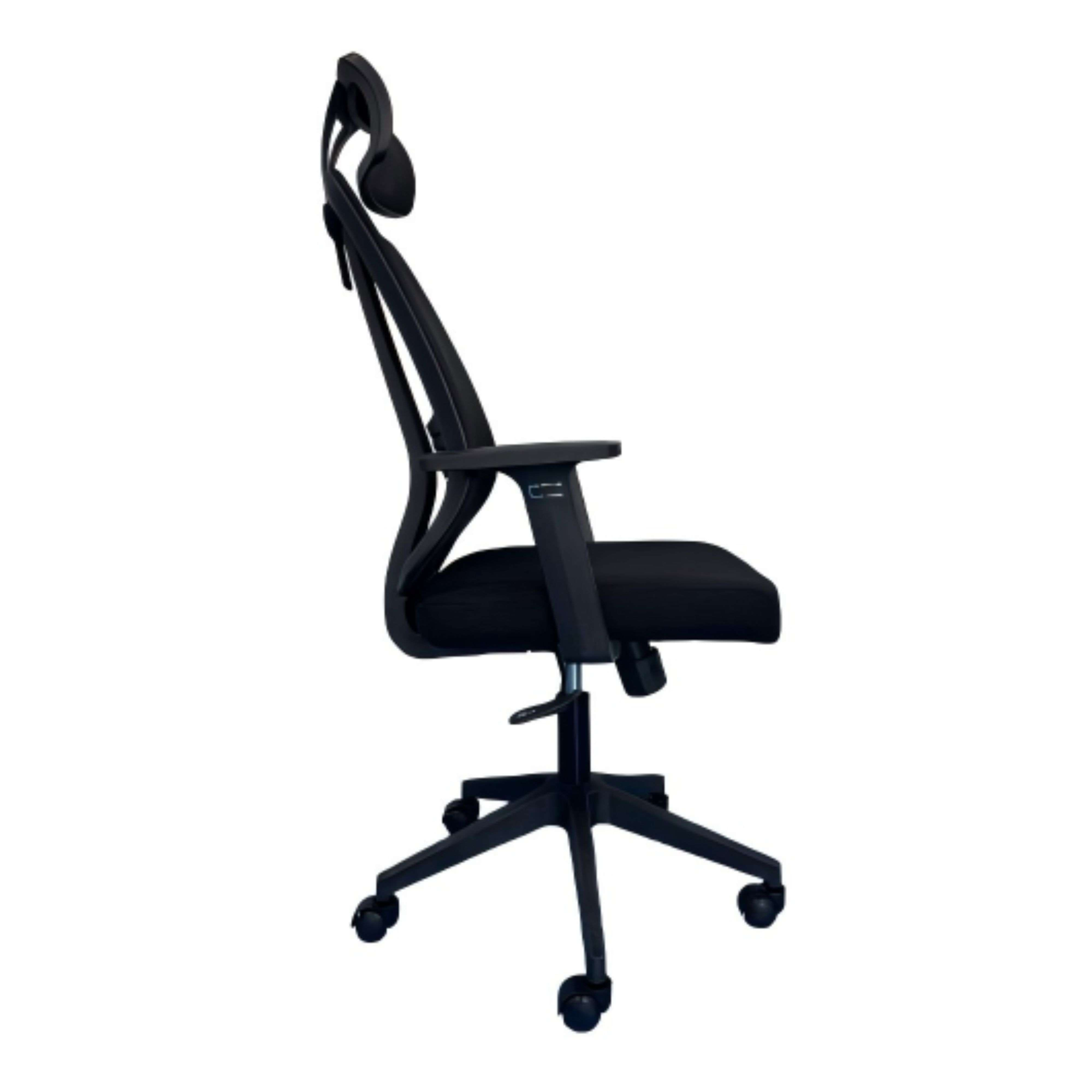 Silla de oficina negra con reposacabezas y ruedas.