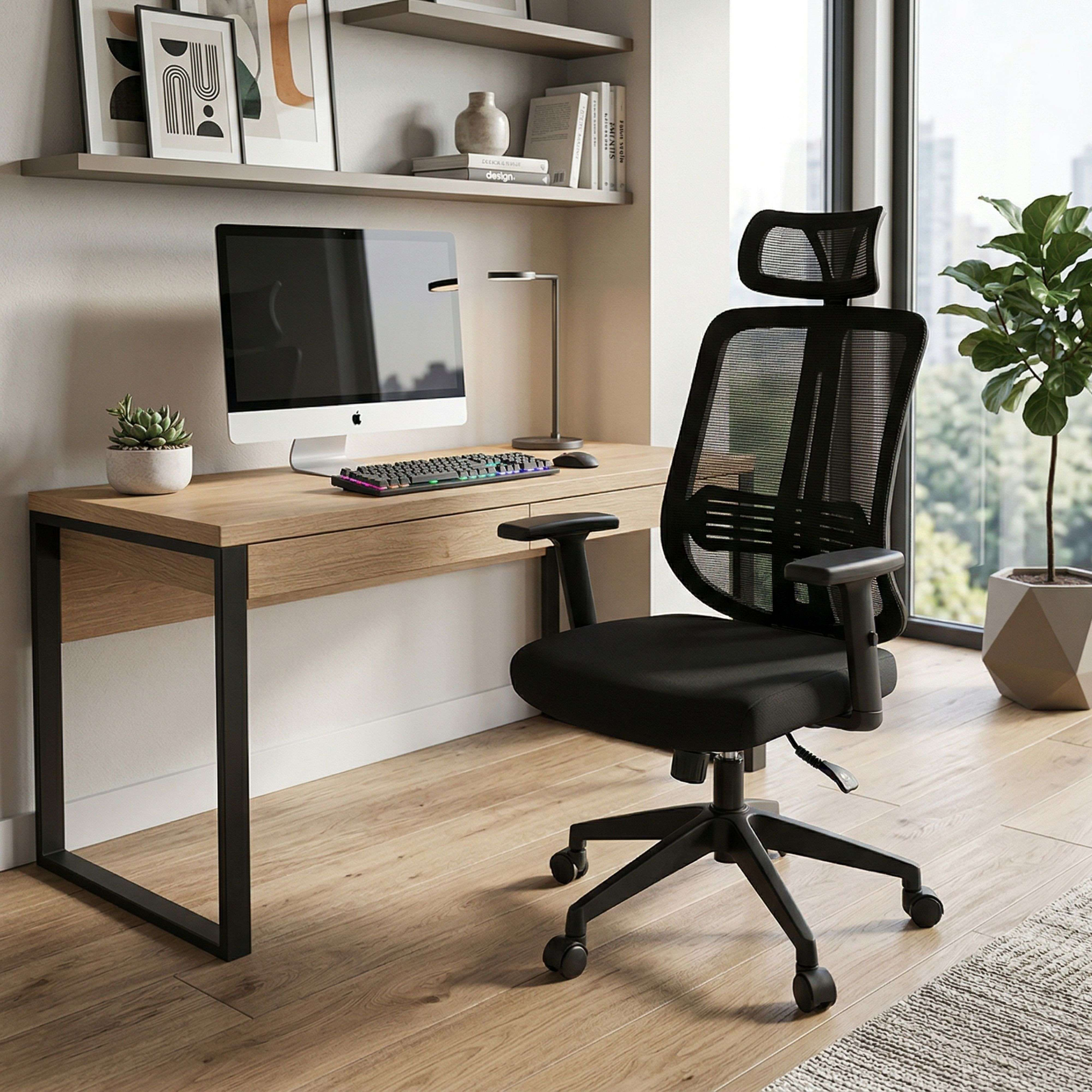 Una silla de oficina negra frente a un escritorio con computadora y plantas.