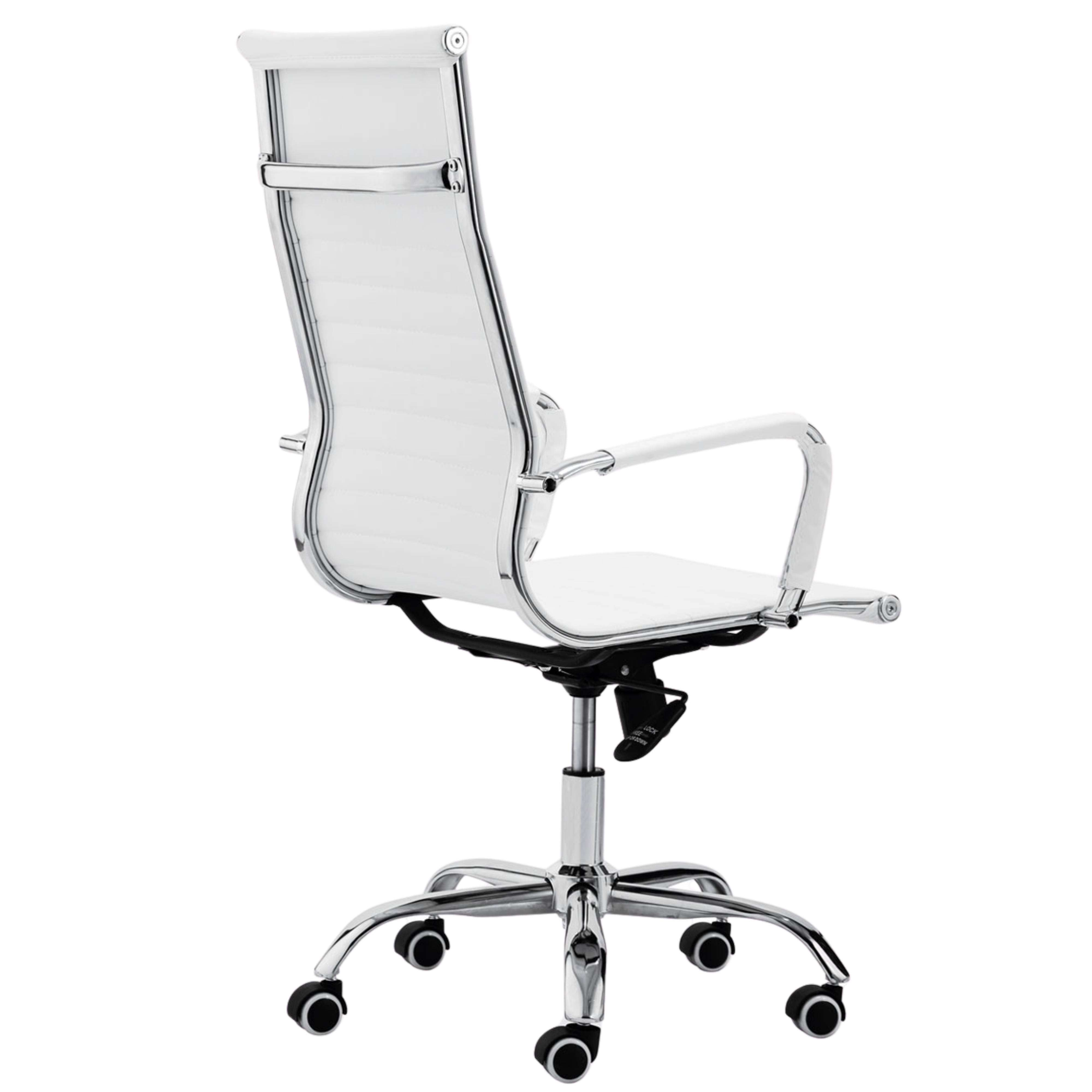 Una silla de oficina blanca con detalles cromados, vista desde atrás.