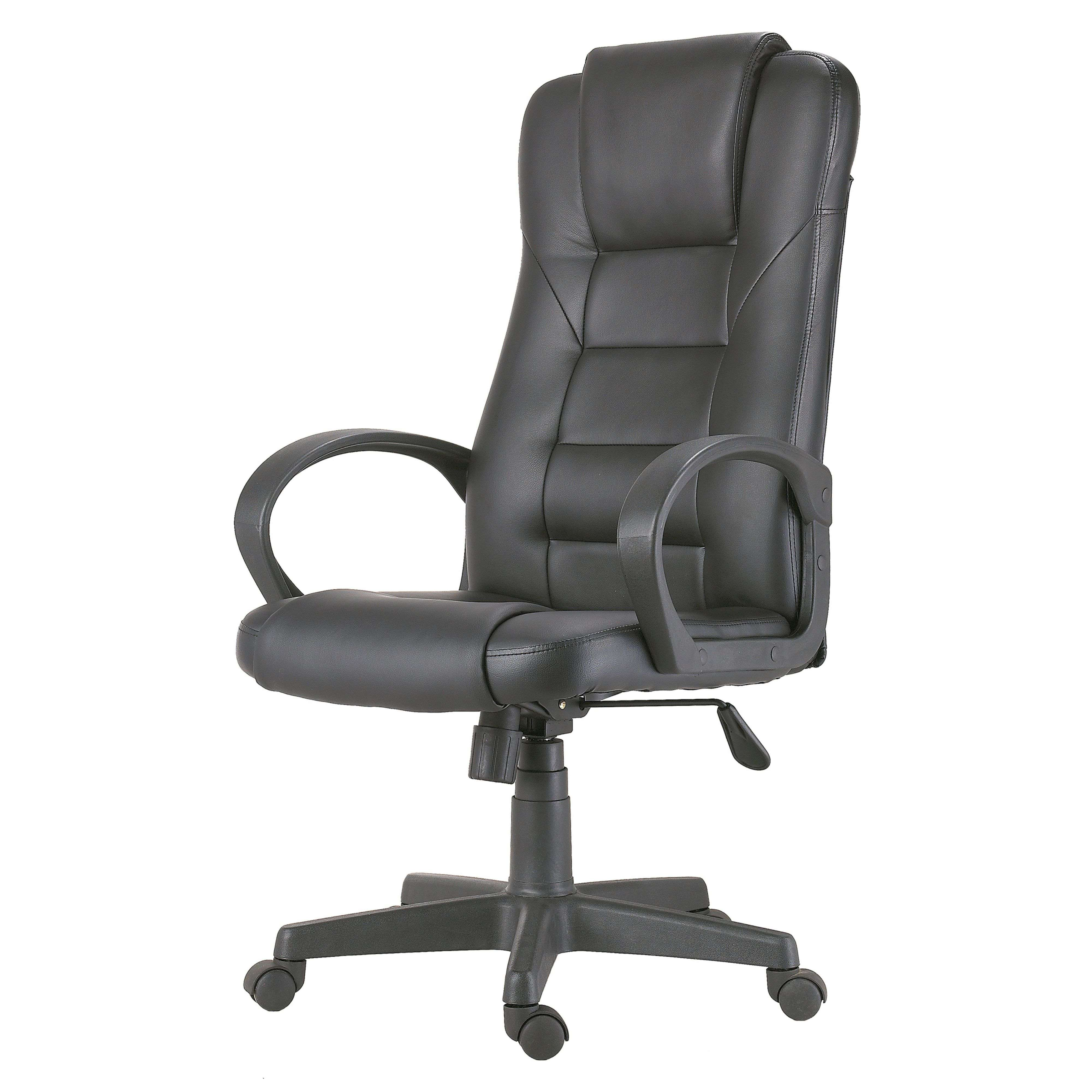 Una silla de oficina negra con ruedas y reposabrazos sobre fondo blanco.