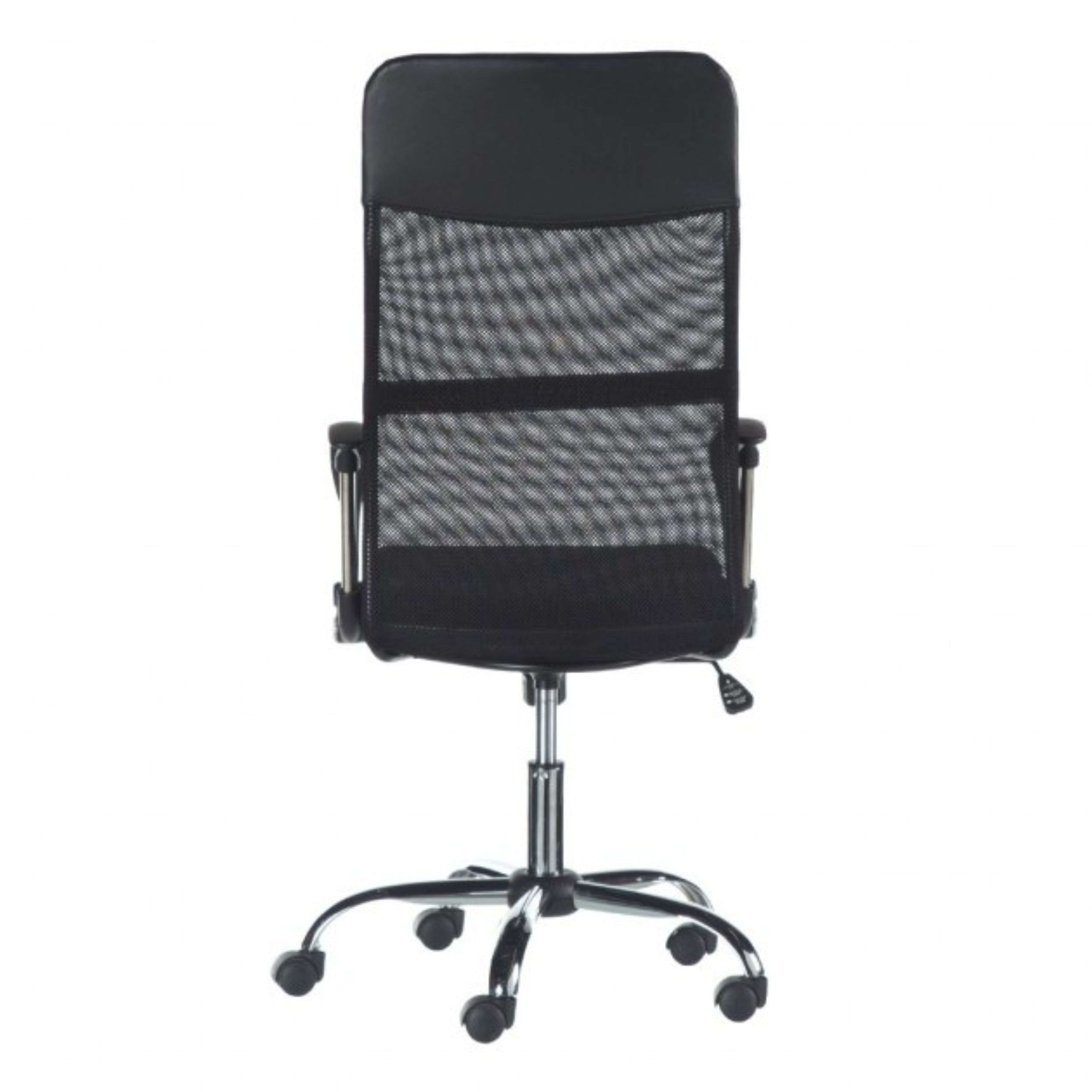 Silla de oficina negra con respaldo de malla y base cromada con ruedas.