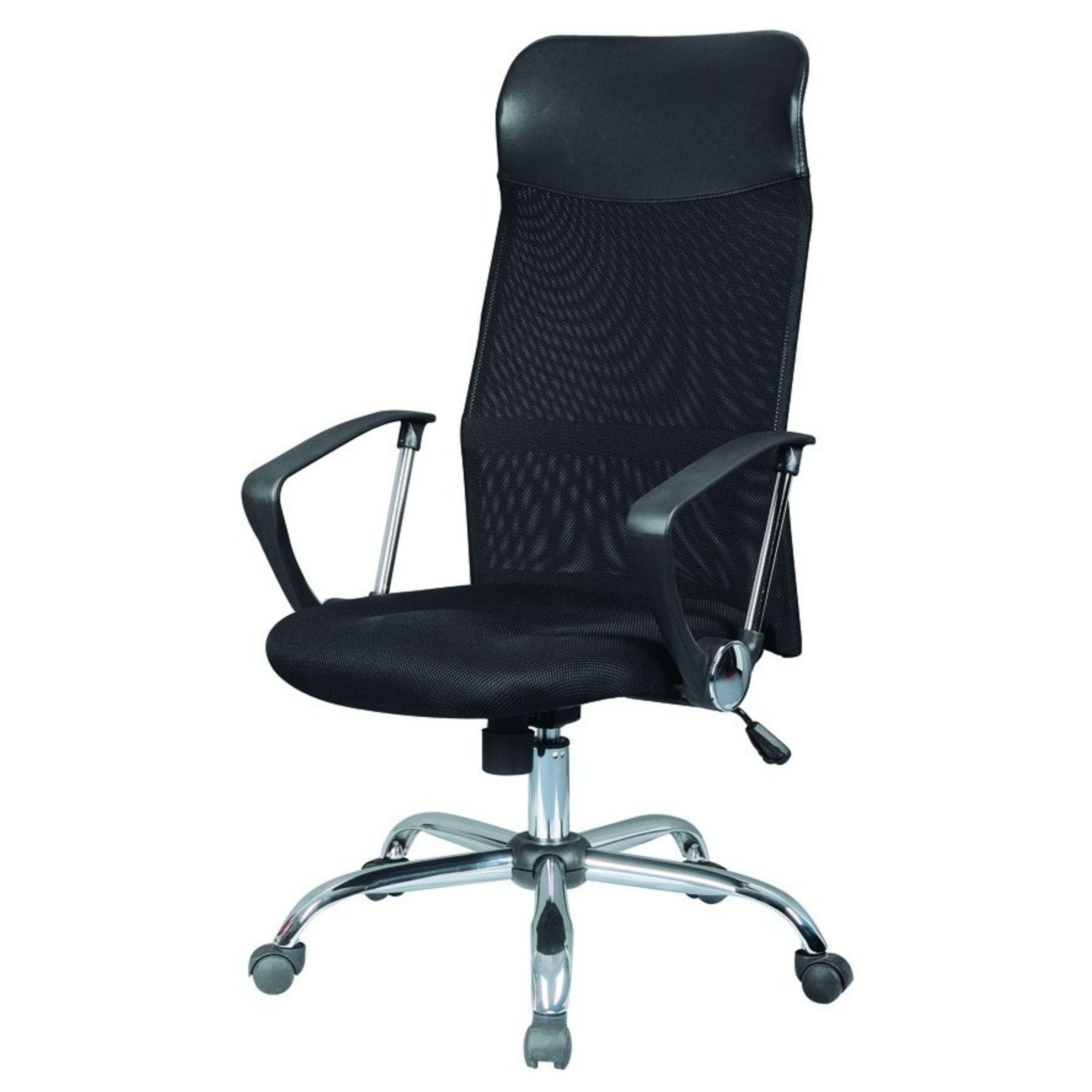 Silla de oficina negra con respaldo de malla y base cromada con ruedas.