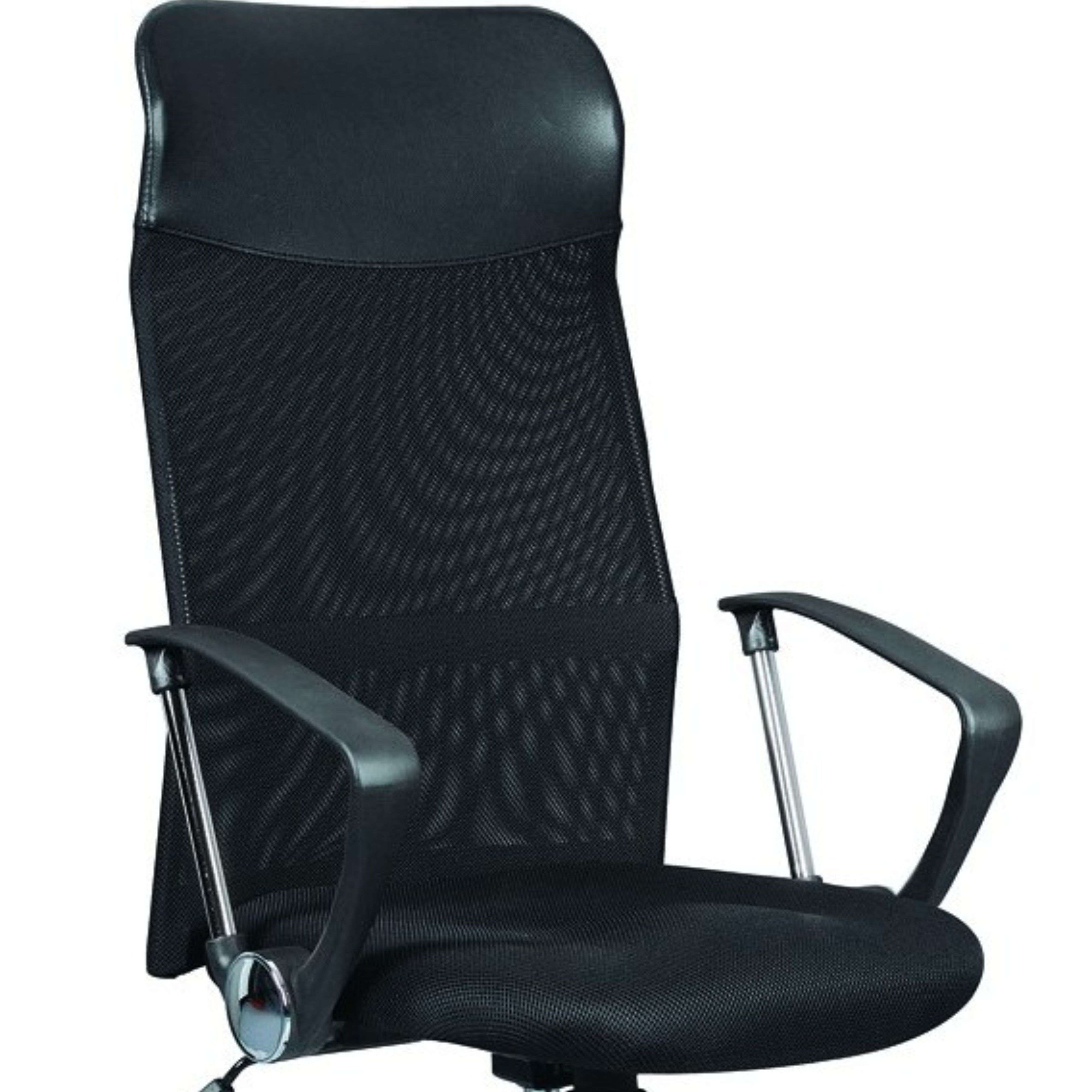 Silla de oficina negra con respaldo de malla, reposacabezas de cuero.