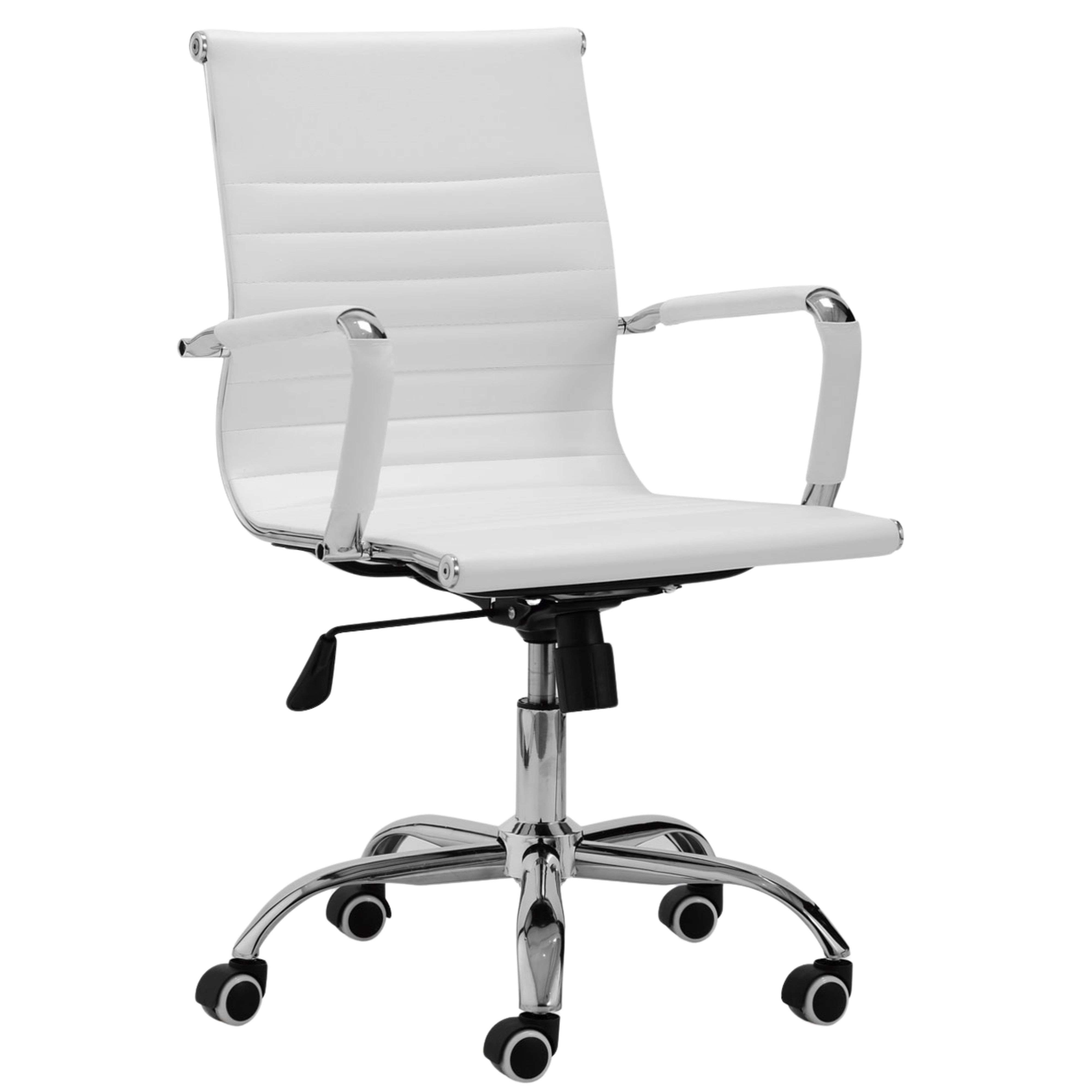 Una silla de oficina blanca con brazos cromados y ruedas sobre fondo blanco.