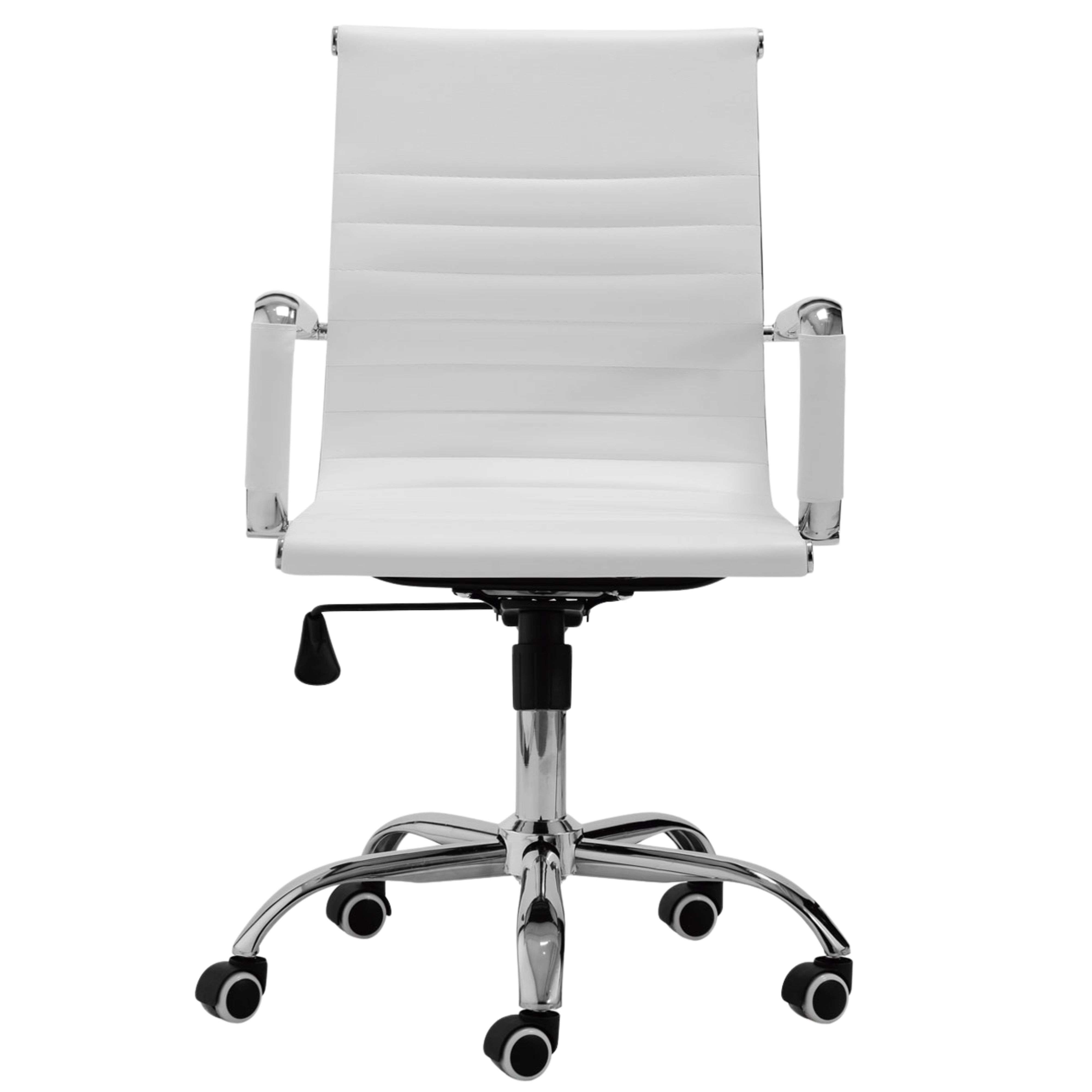 Una silla de oficina blanca con detalles cromados y ruedas.