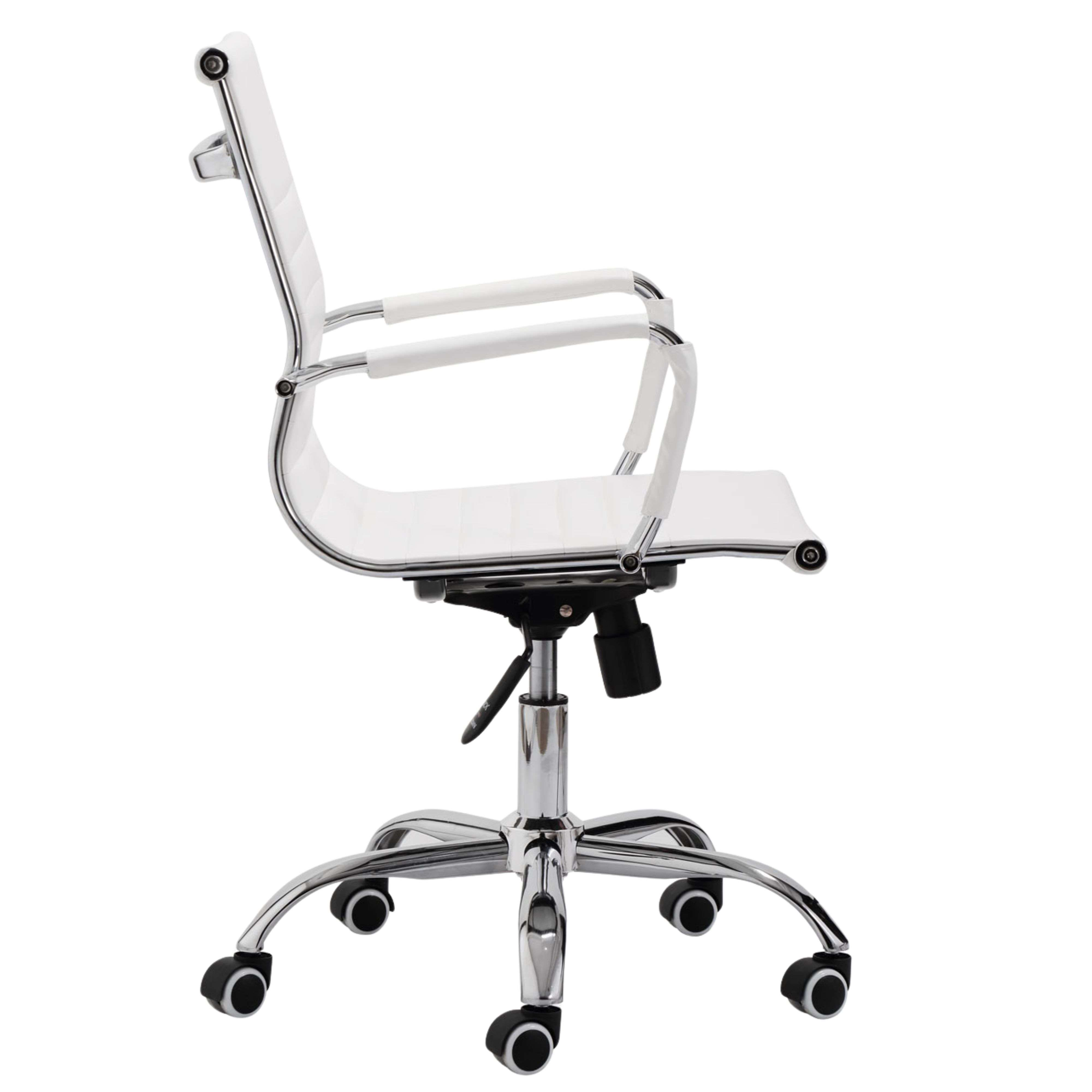 Una silla de oficina blanca con detalles cromados y ruedas.
