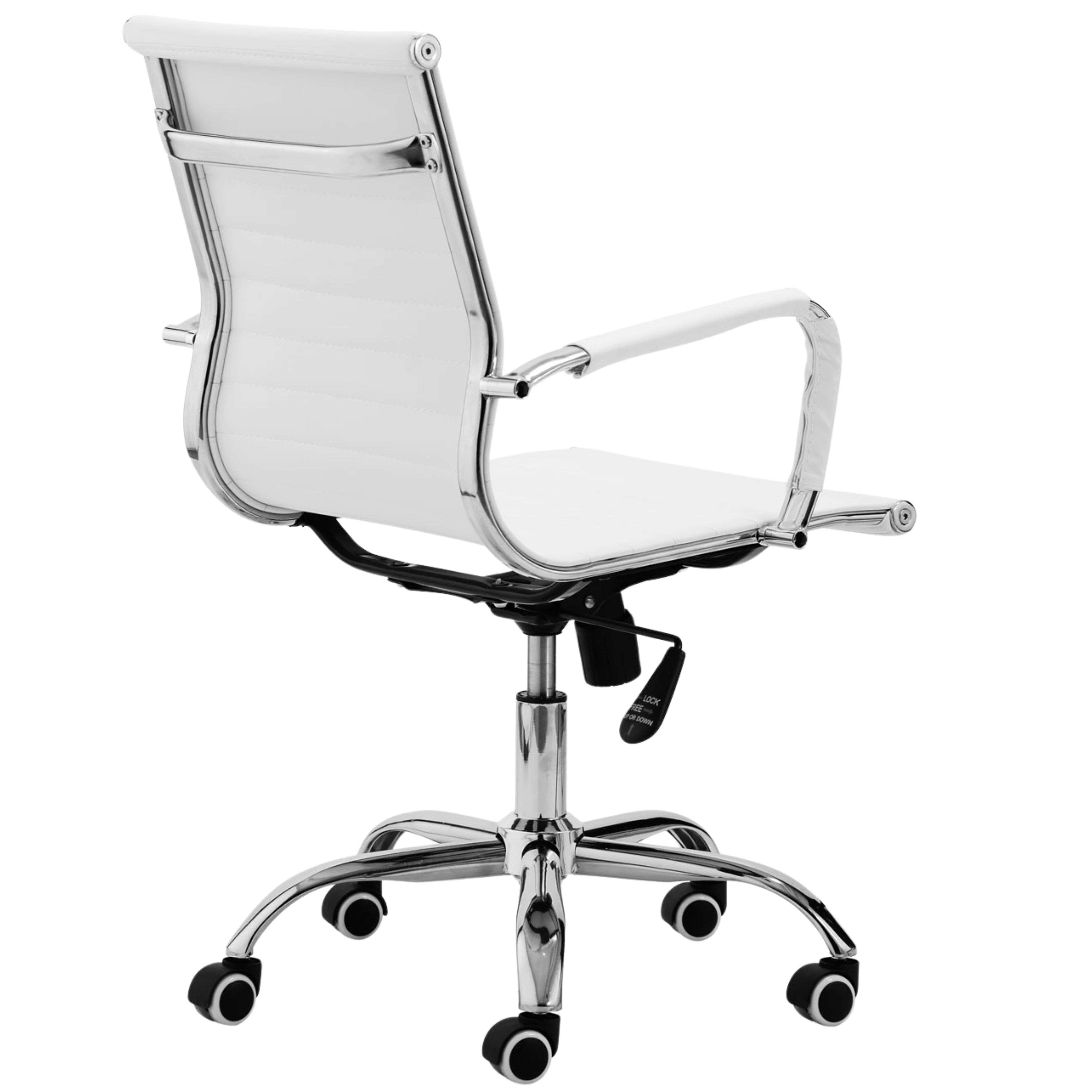 Silla de oficina blanca con detalles cromados y ruedas.
