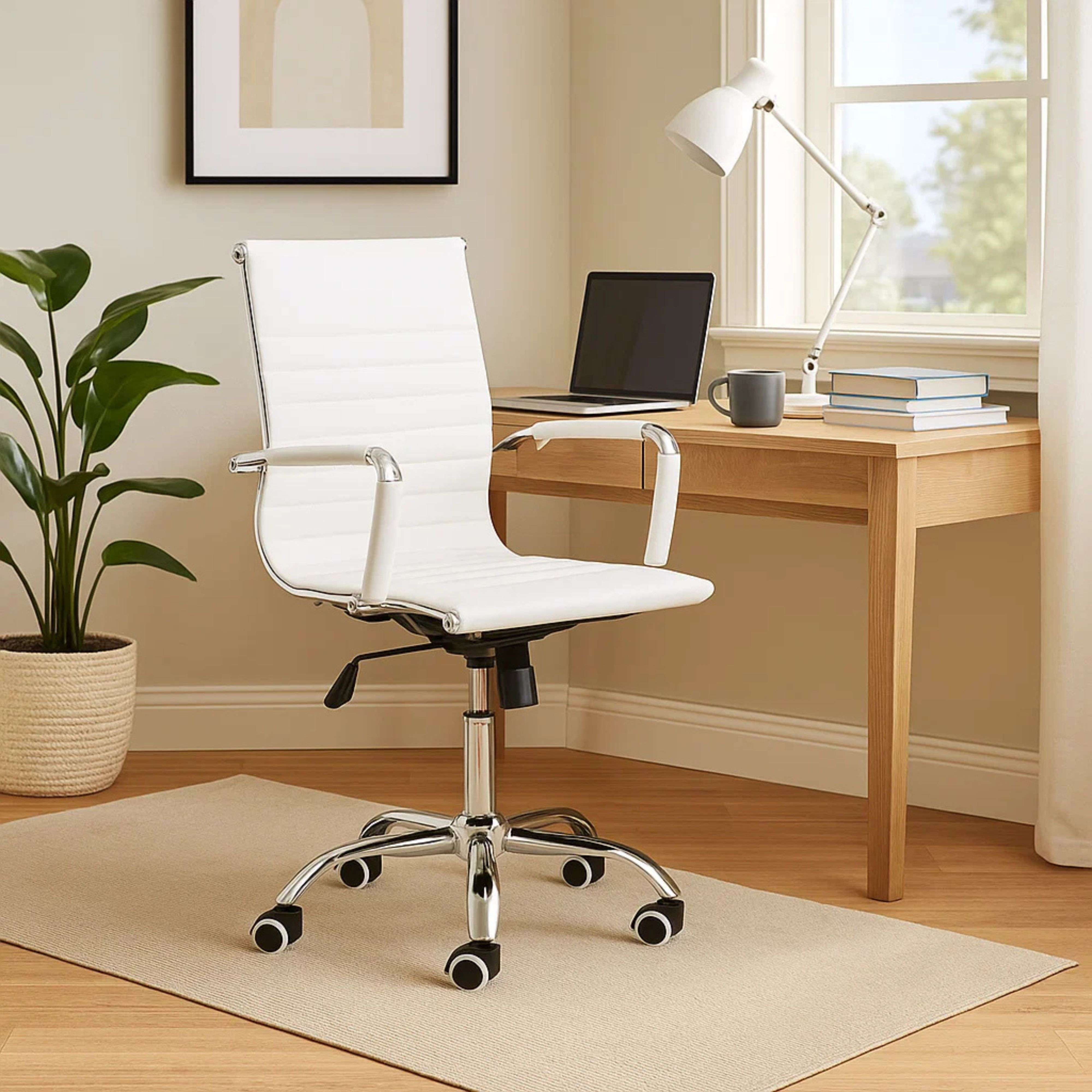 Una silla de oficina blanca con ruedas está sobre una alfombra beige.