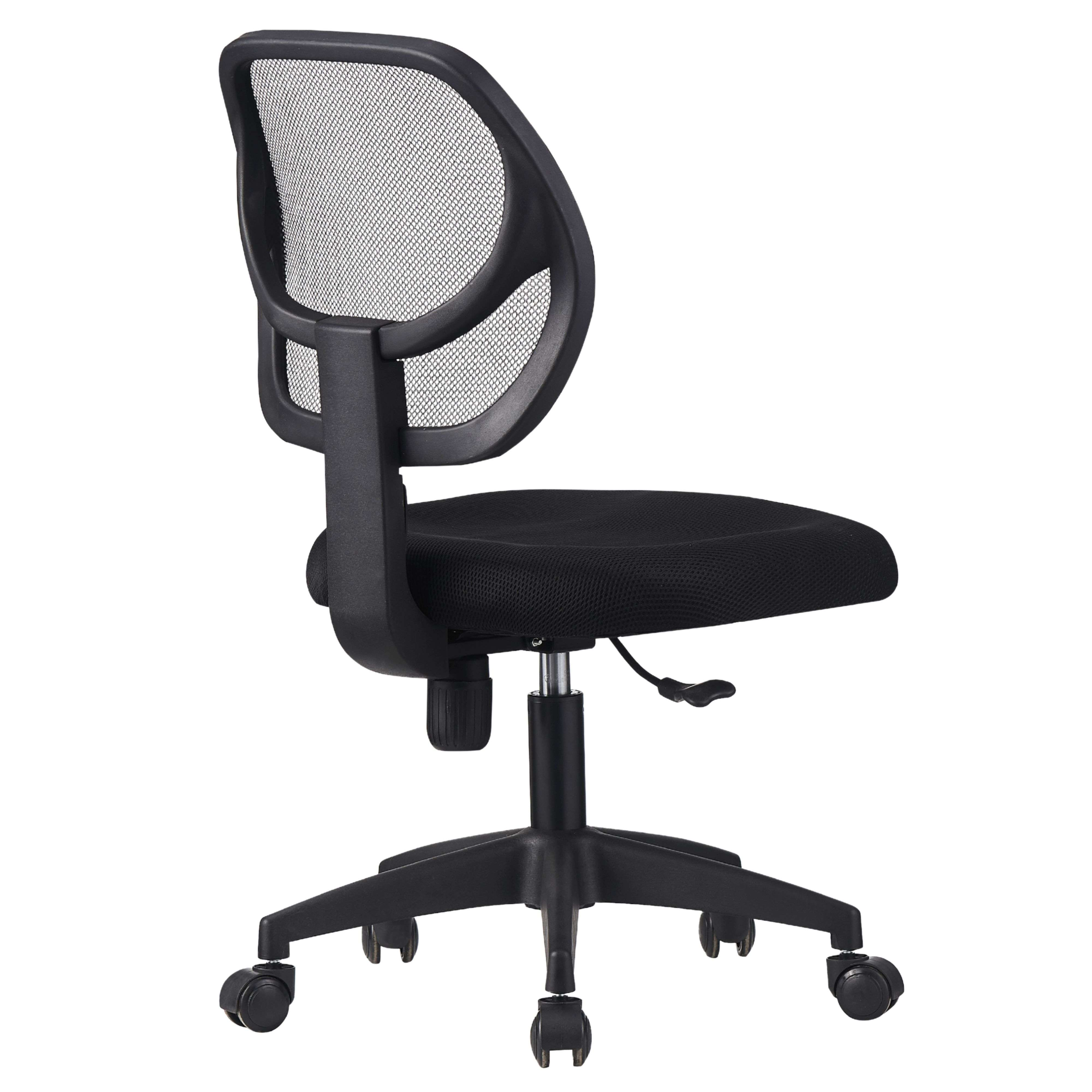 Una silla de oficina negra con respaldo de malla y base de cinco ruedas.