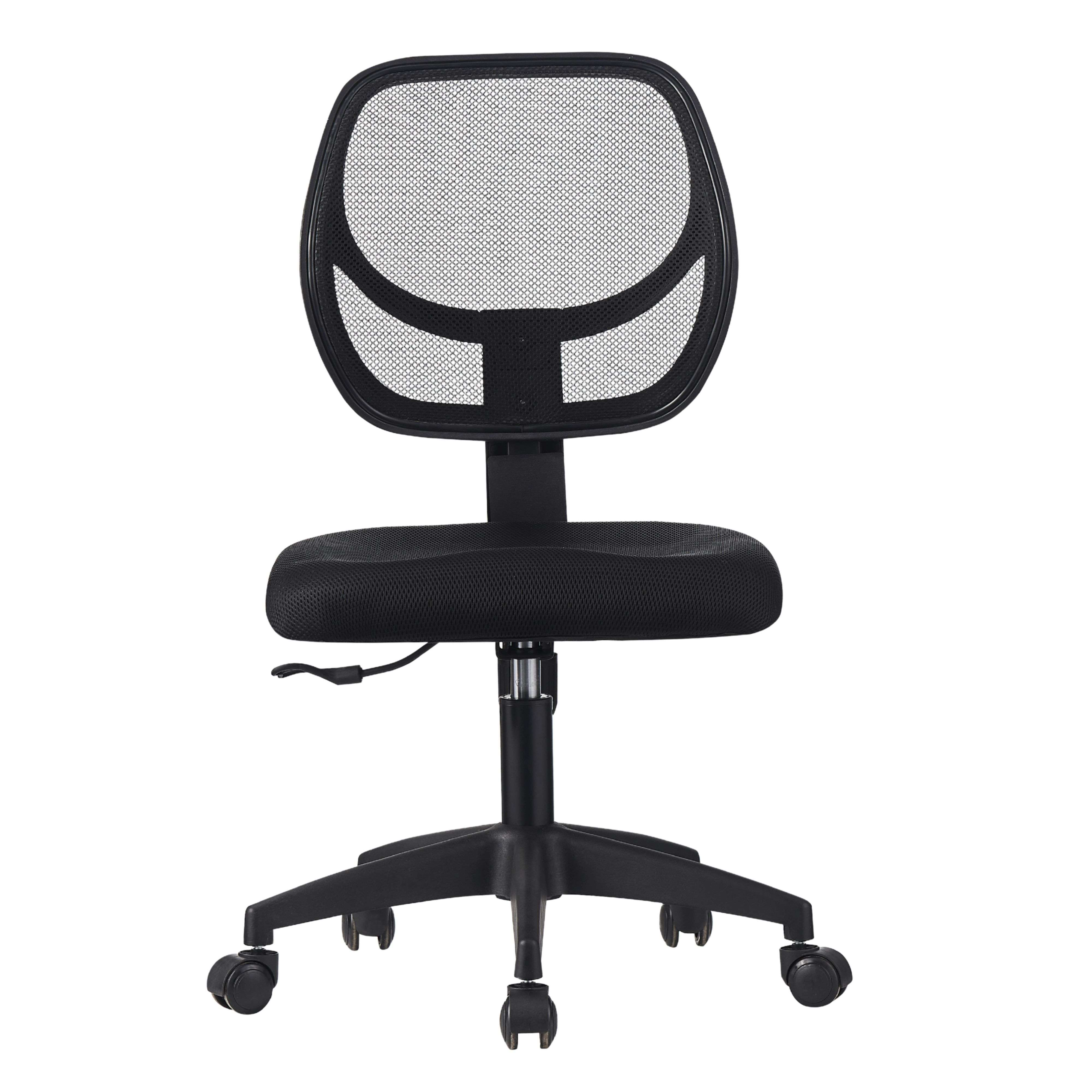Una silla de oficina negra con respaldo de malla y ruedas sobre fondo blanco.