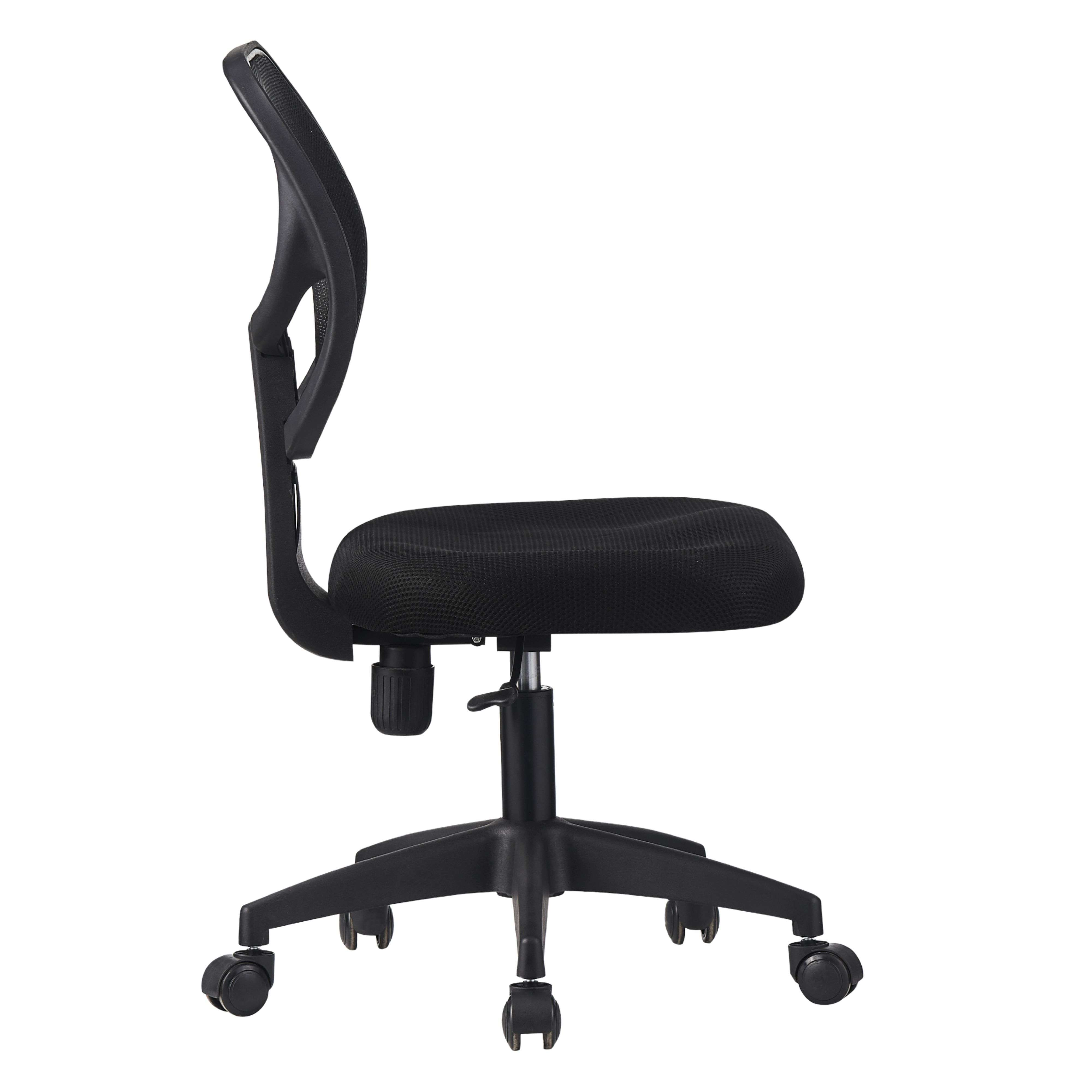 Silla de oficina negra con respaldo de malla y ruedas, vista de lado.