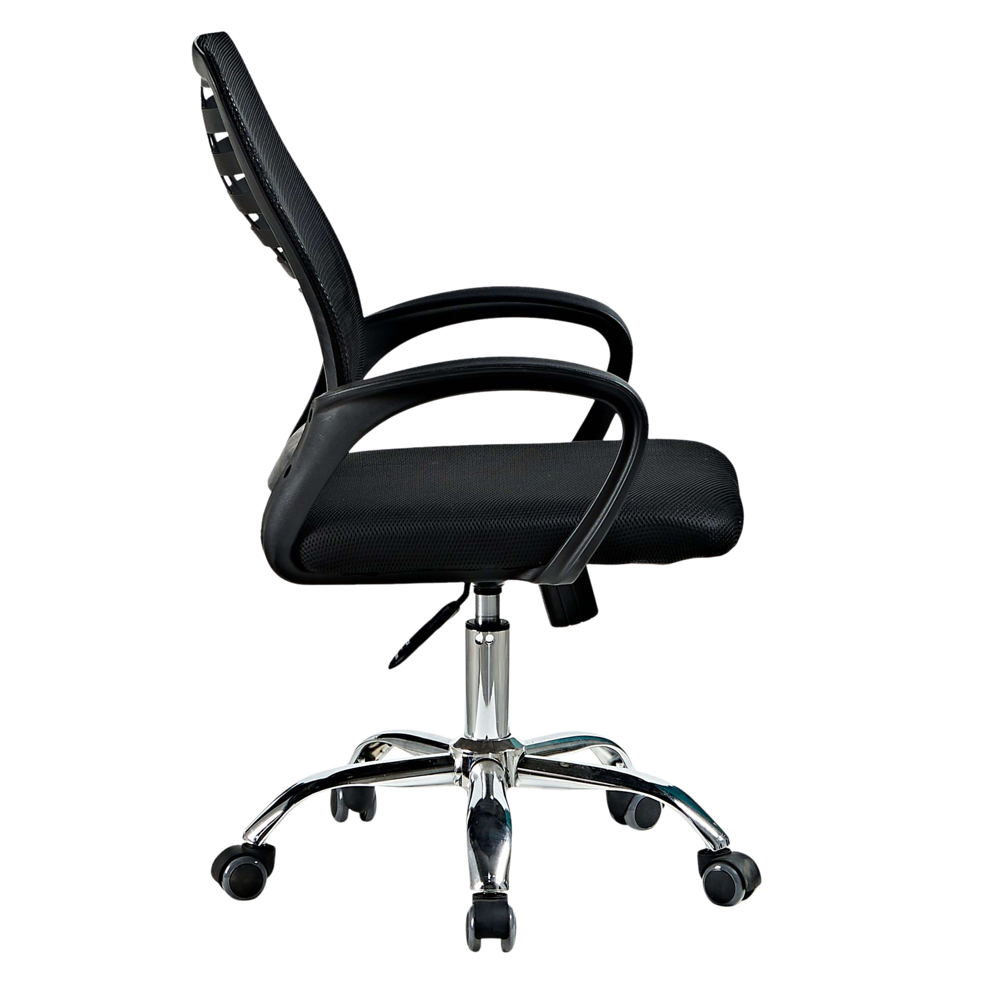 Silla de oficina negra con respaldo de malla y base cromada con ruedas.