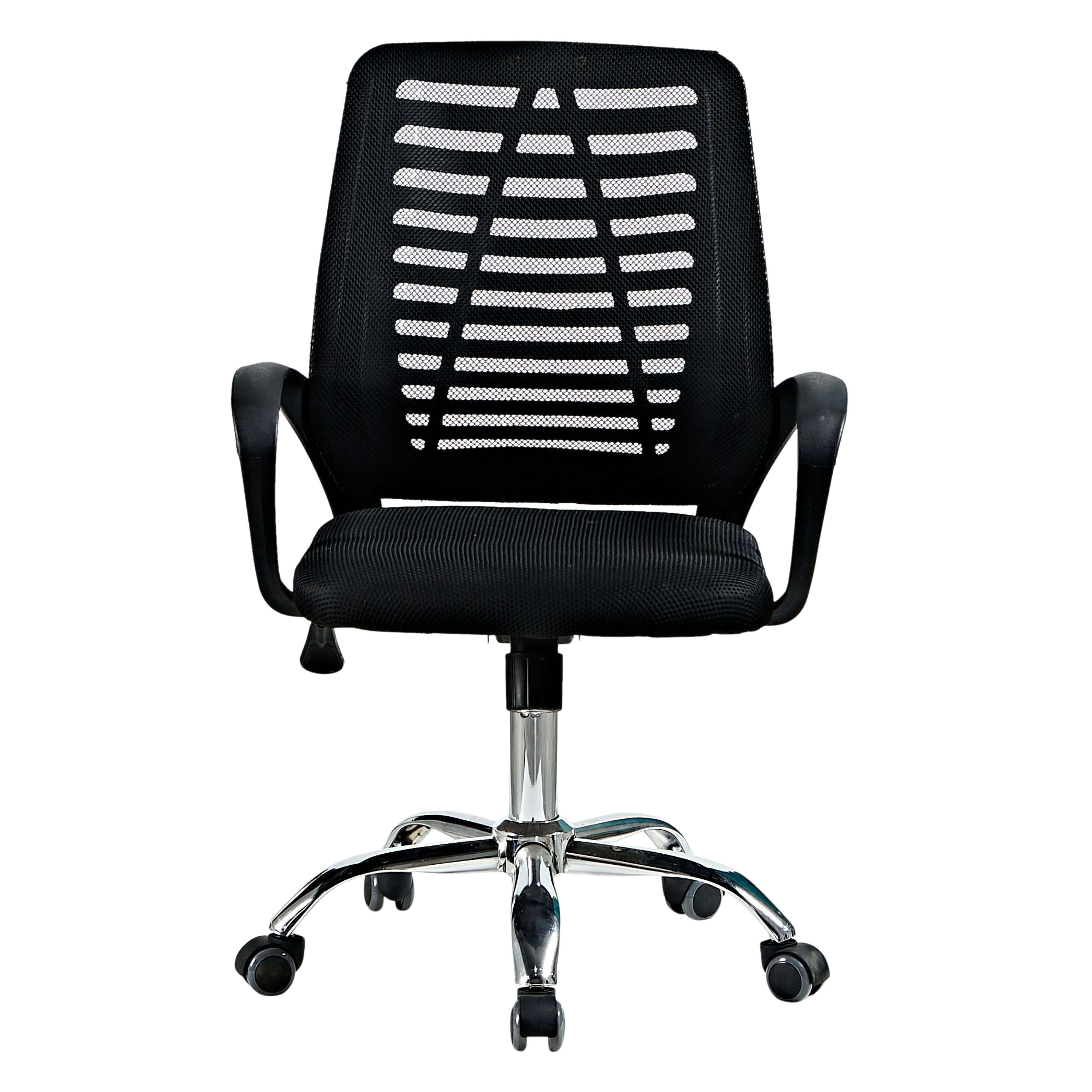 Silla de oficina negra de malla con base plateada y ruedas.