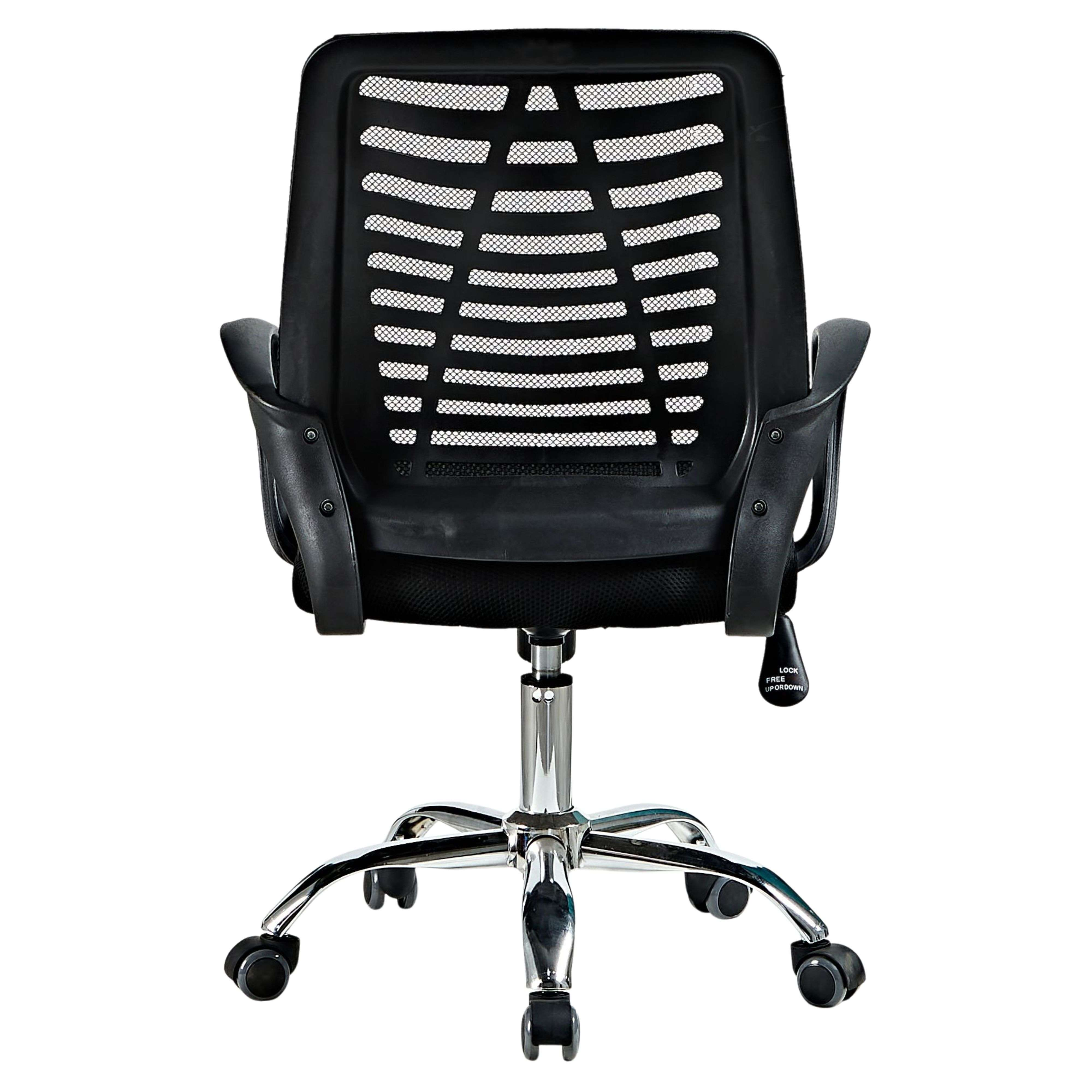 Una silla de oficina negra con respaldo de malla y base cromada con ruedas.