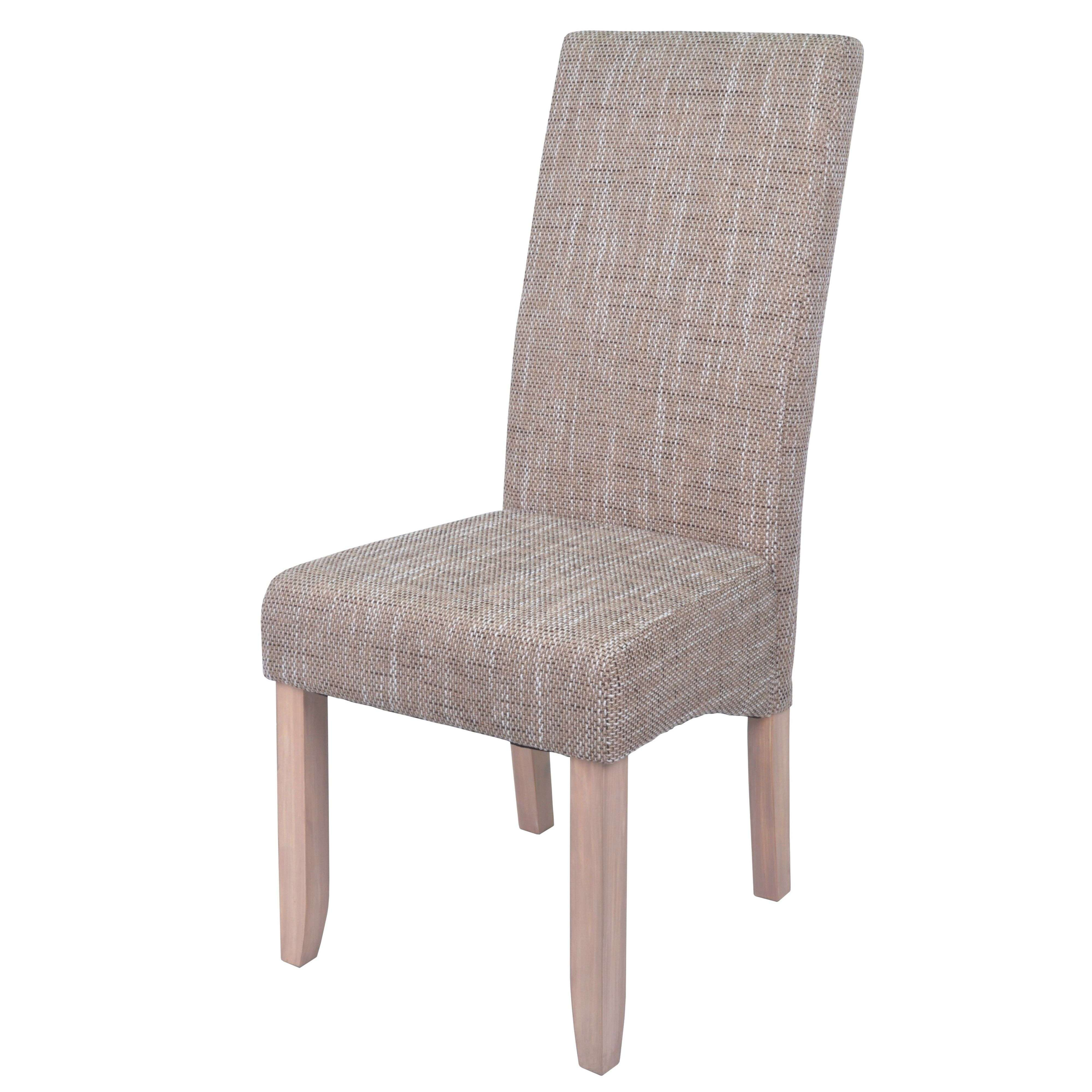 Una silla tapizada de color claro con cuatro patas de madera.