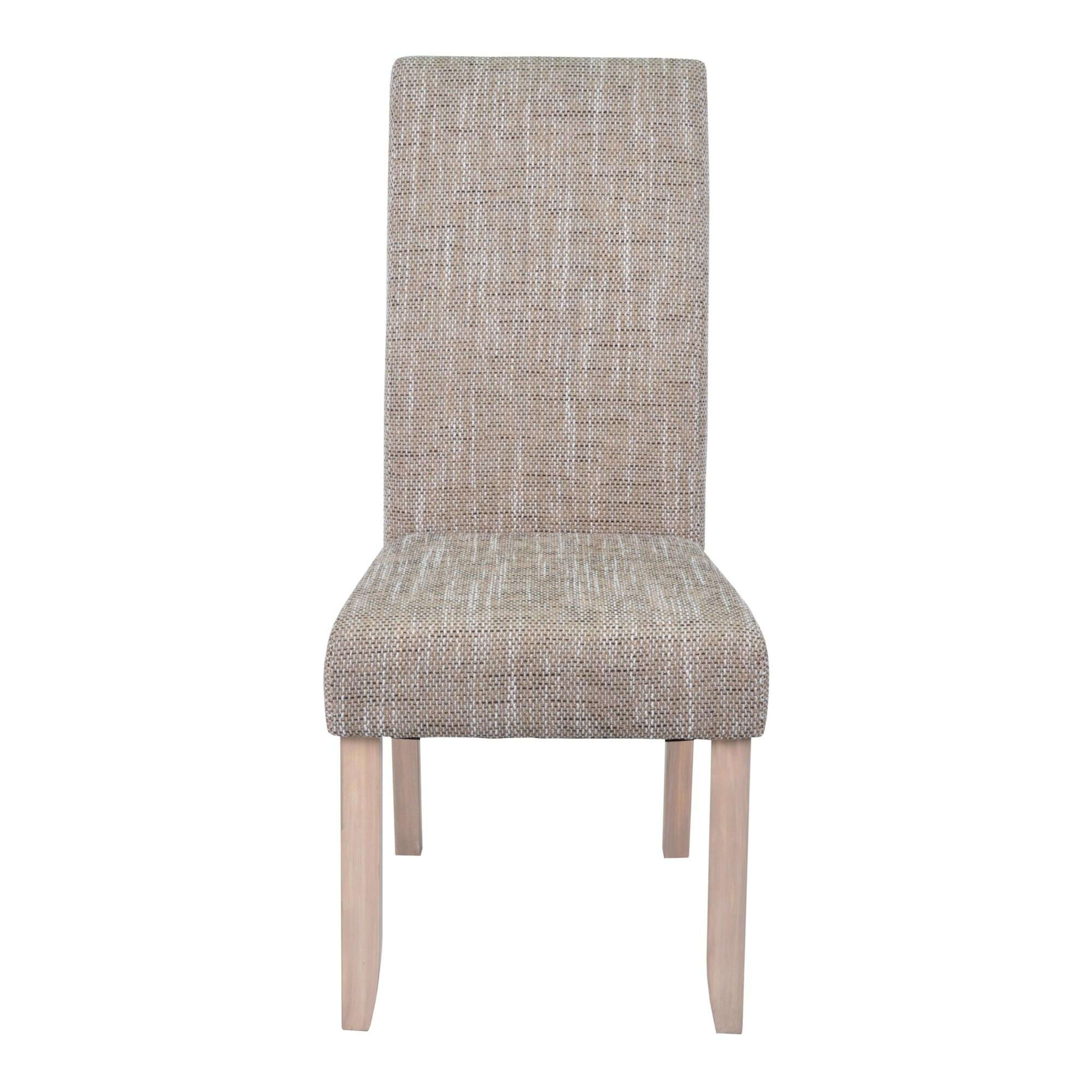Una silla beige tapizada en tela con cuatro patas de madera.