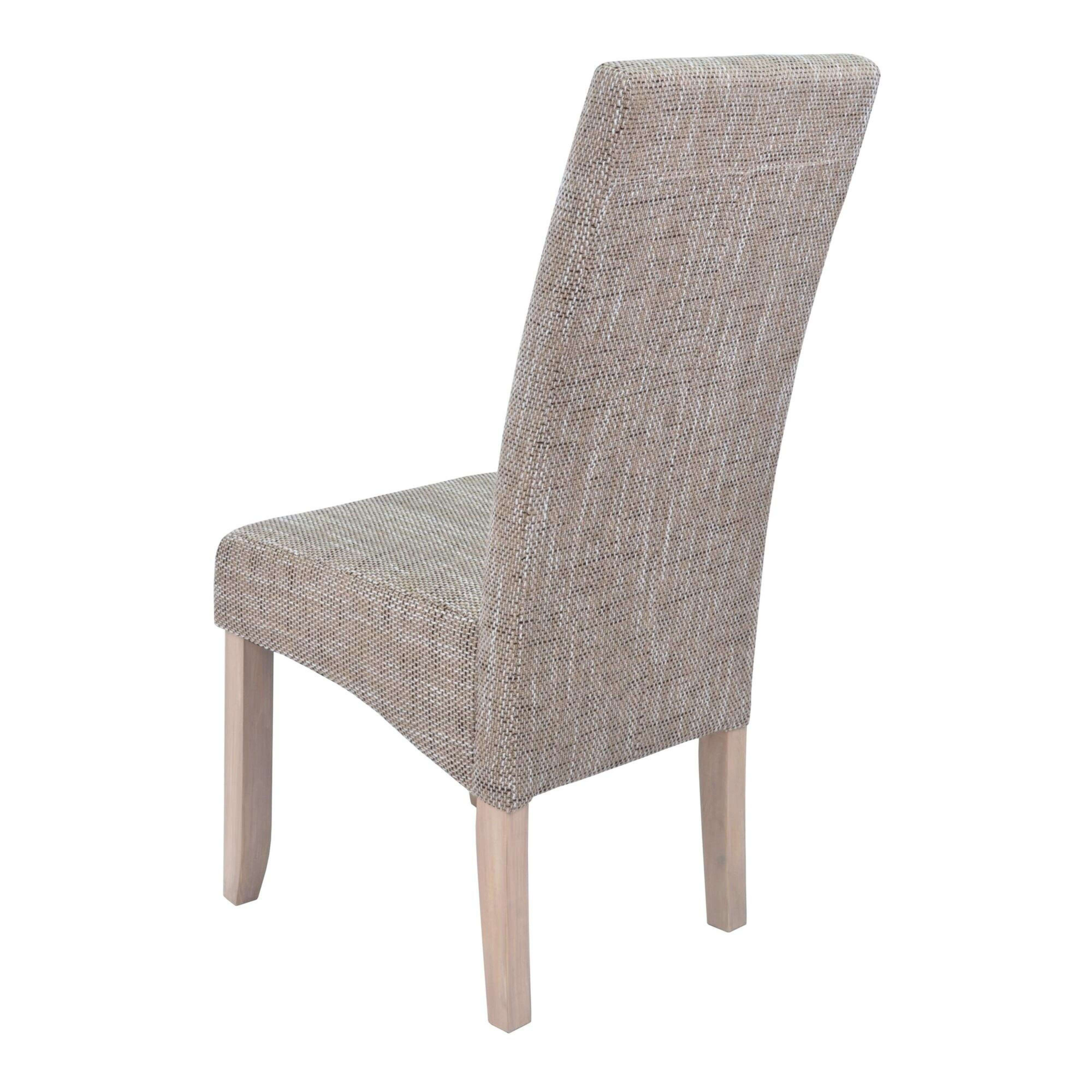 Silla tapizada en tela beige con patas de madera, vista desde atrás.