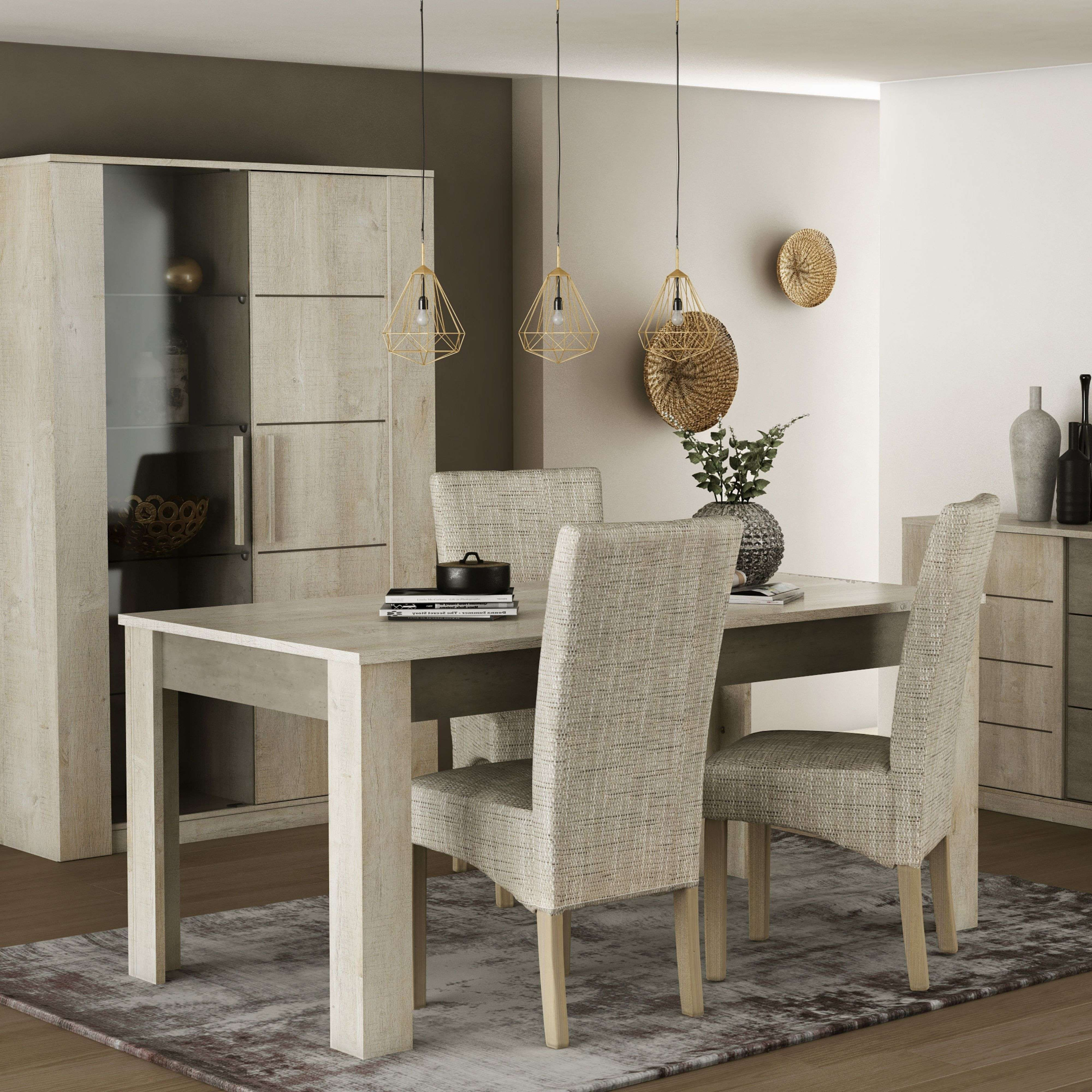 Un comedor con mesa de madera, sillas, armario y luces colgantes.