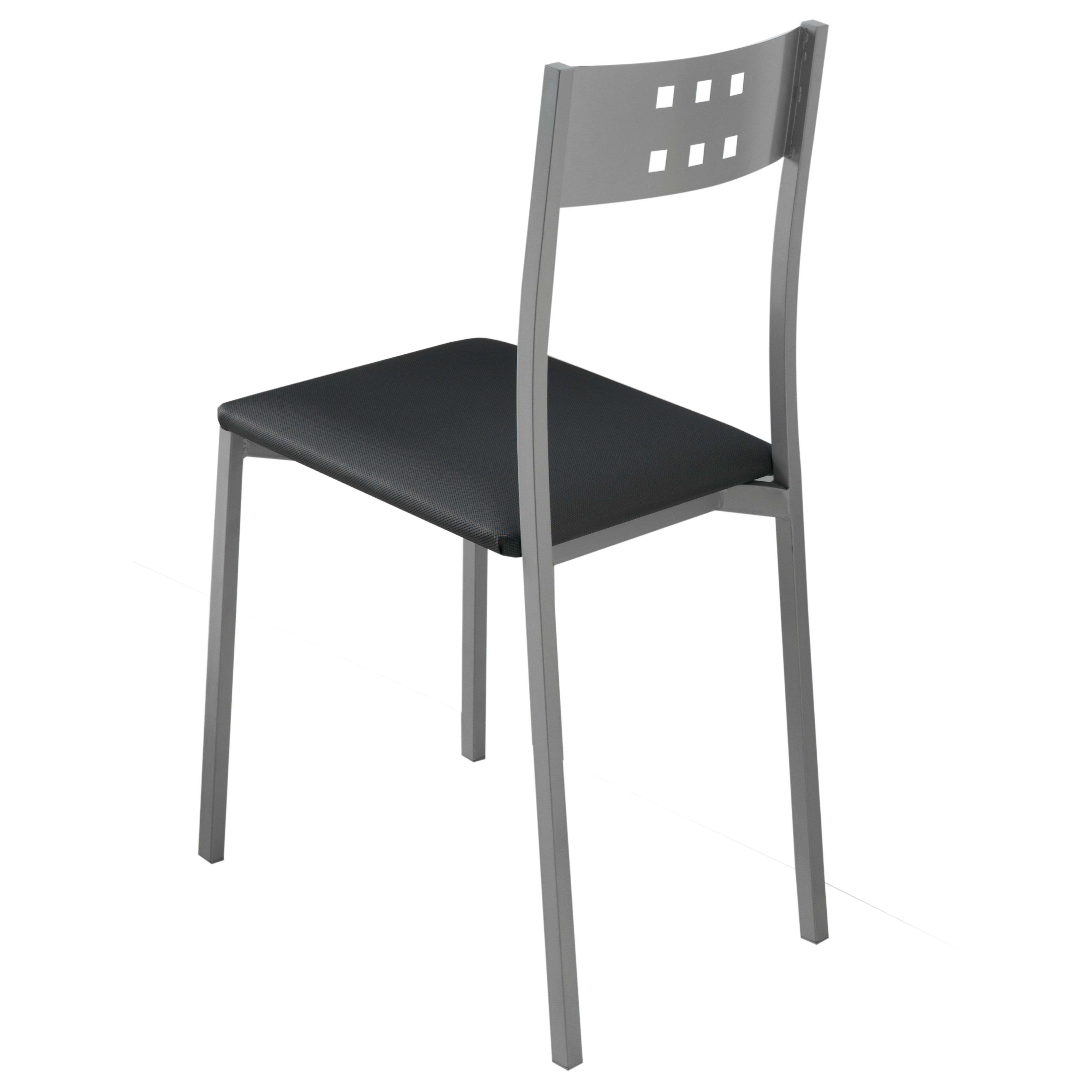 Una silla gris con asiento negro y recortes cuadrados en el respaldo.