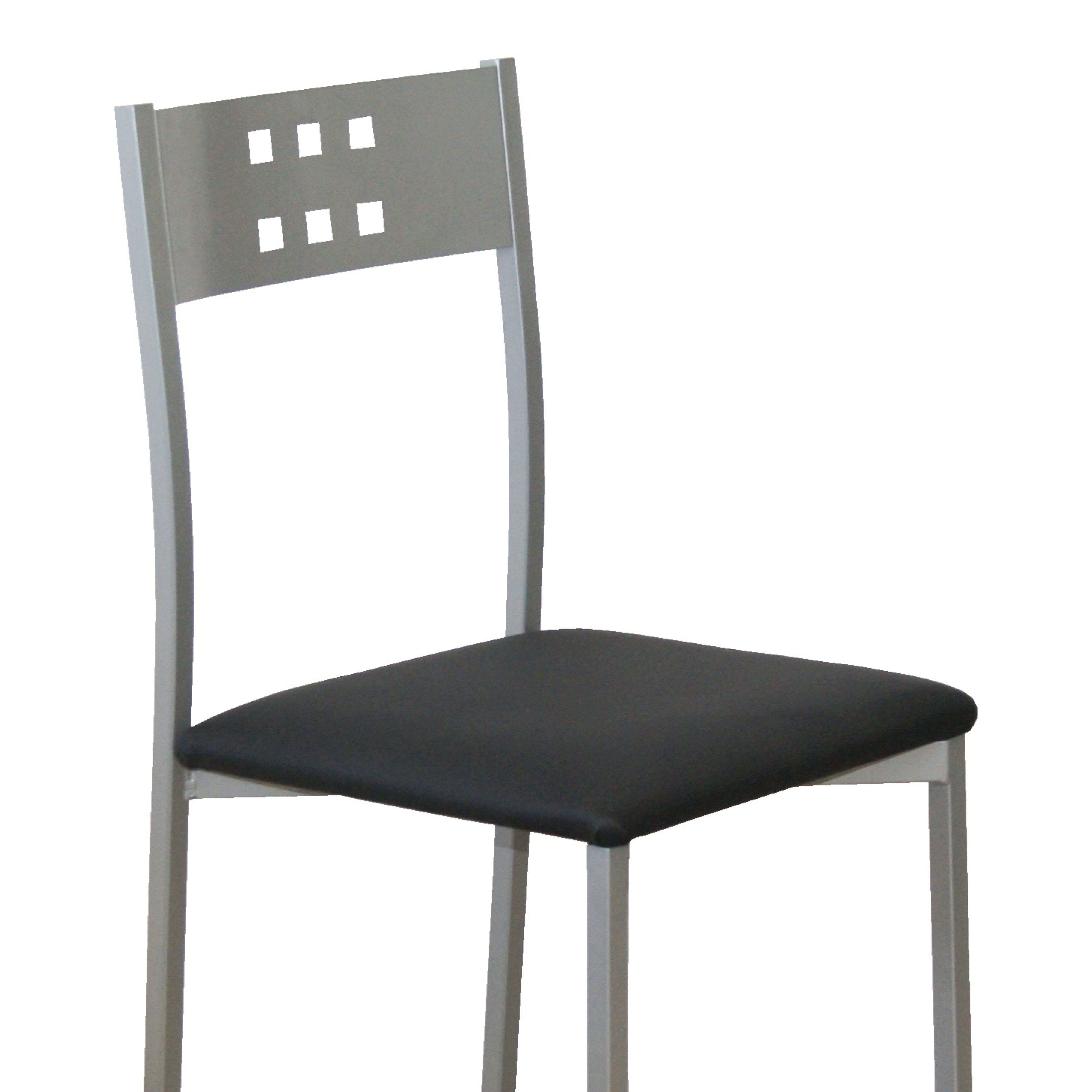 Una silla plateada con asiento negro y recortes cuadrados en el respaldo.