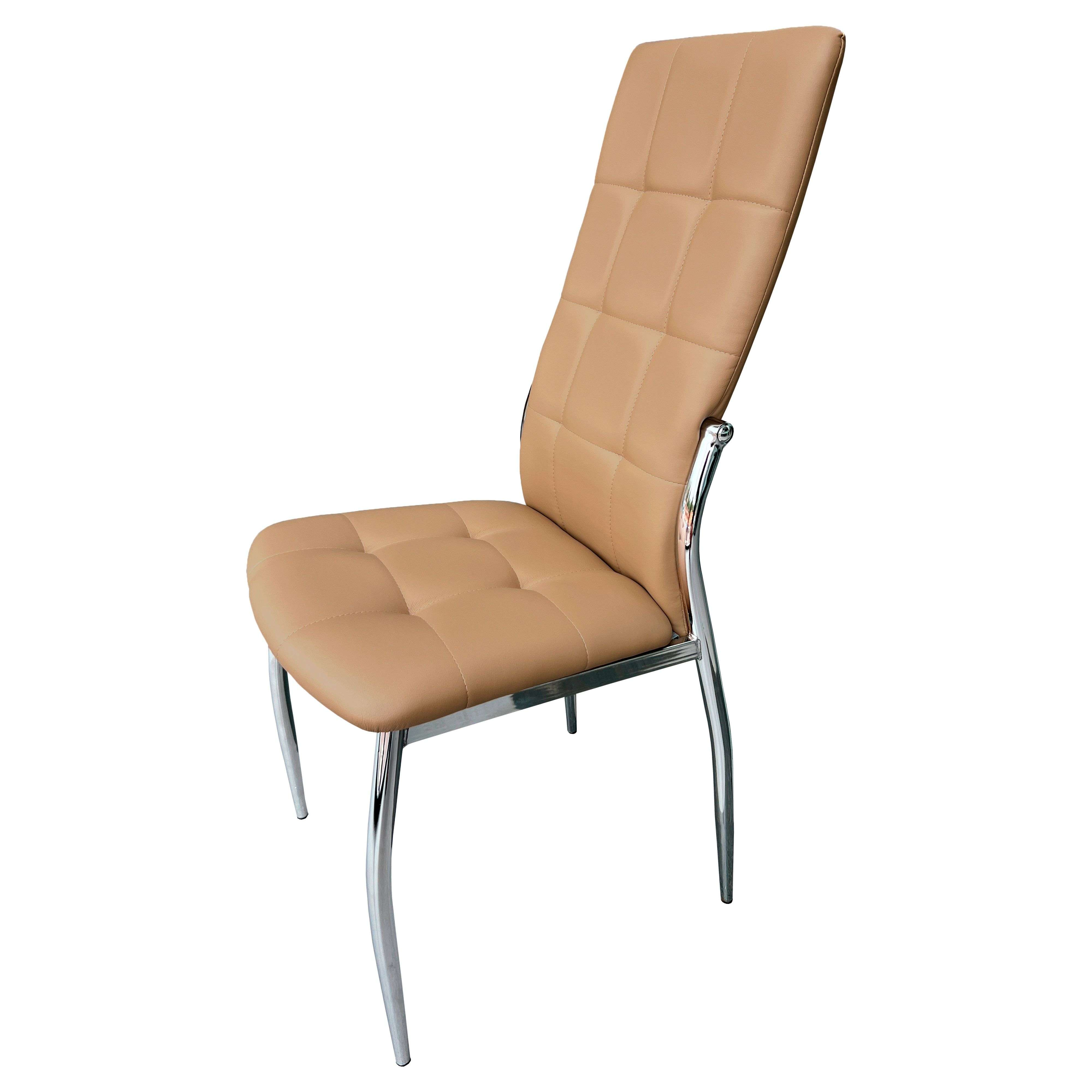 Una silla beige acolchada con estructura cromada sobre fondo blanco.