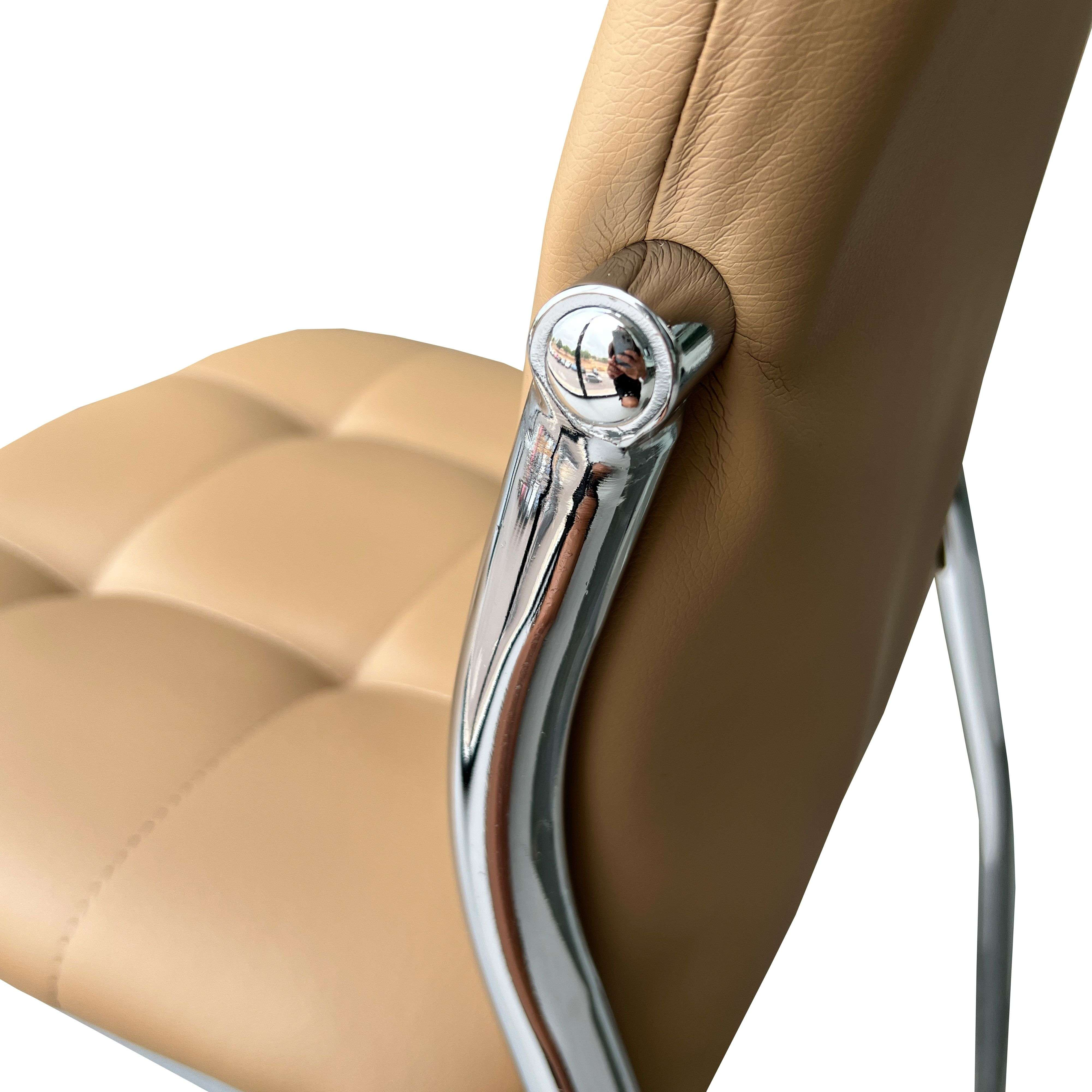 Primer plano de una silla de oficina beige con reposabrazos cromado sobre fondo blanco.