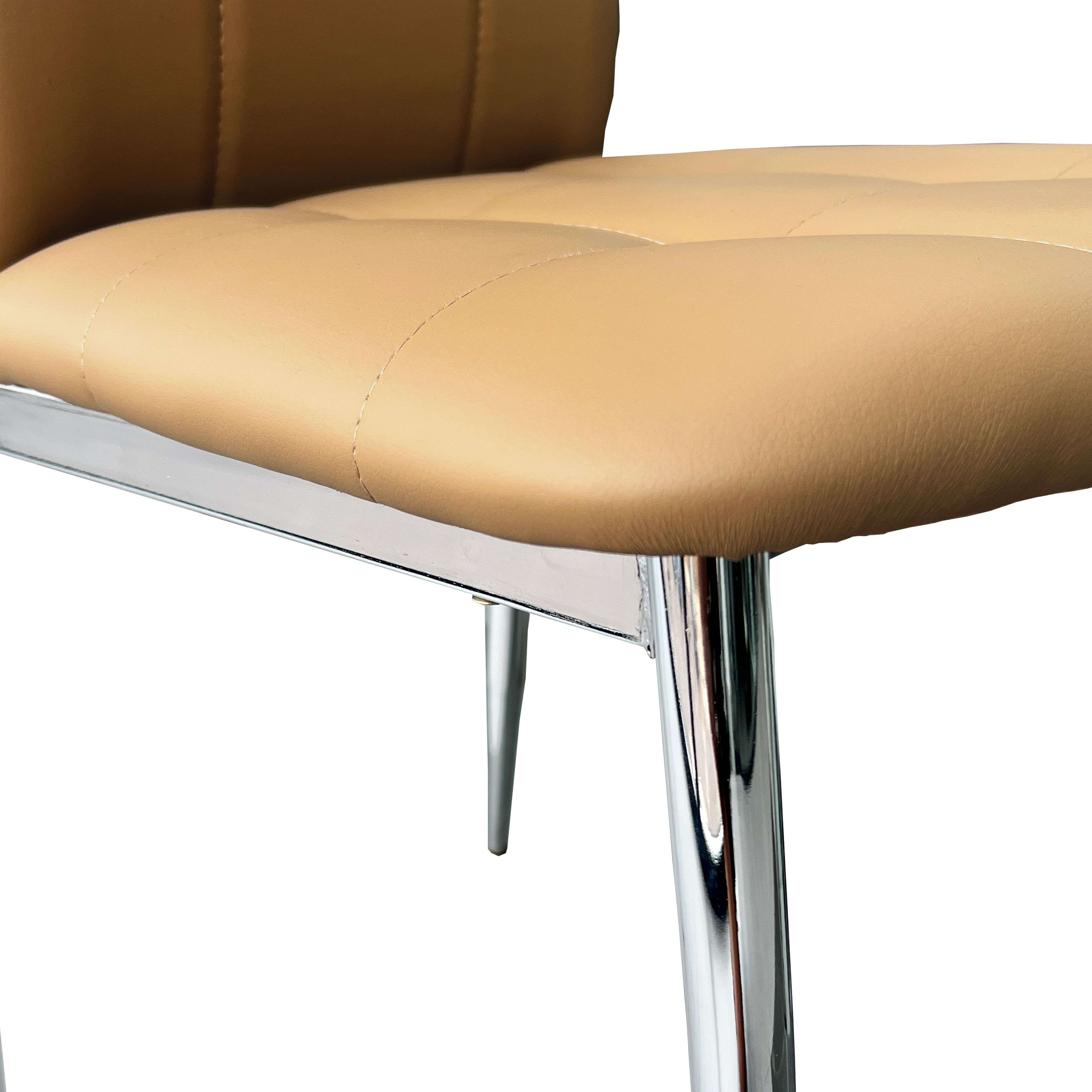 Primer plano de un asiento tapizado beige y patas cromadas de una silla.