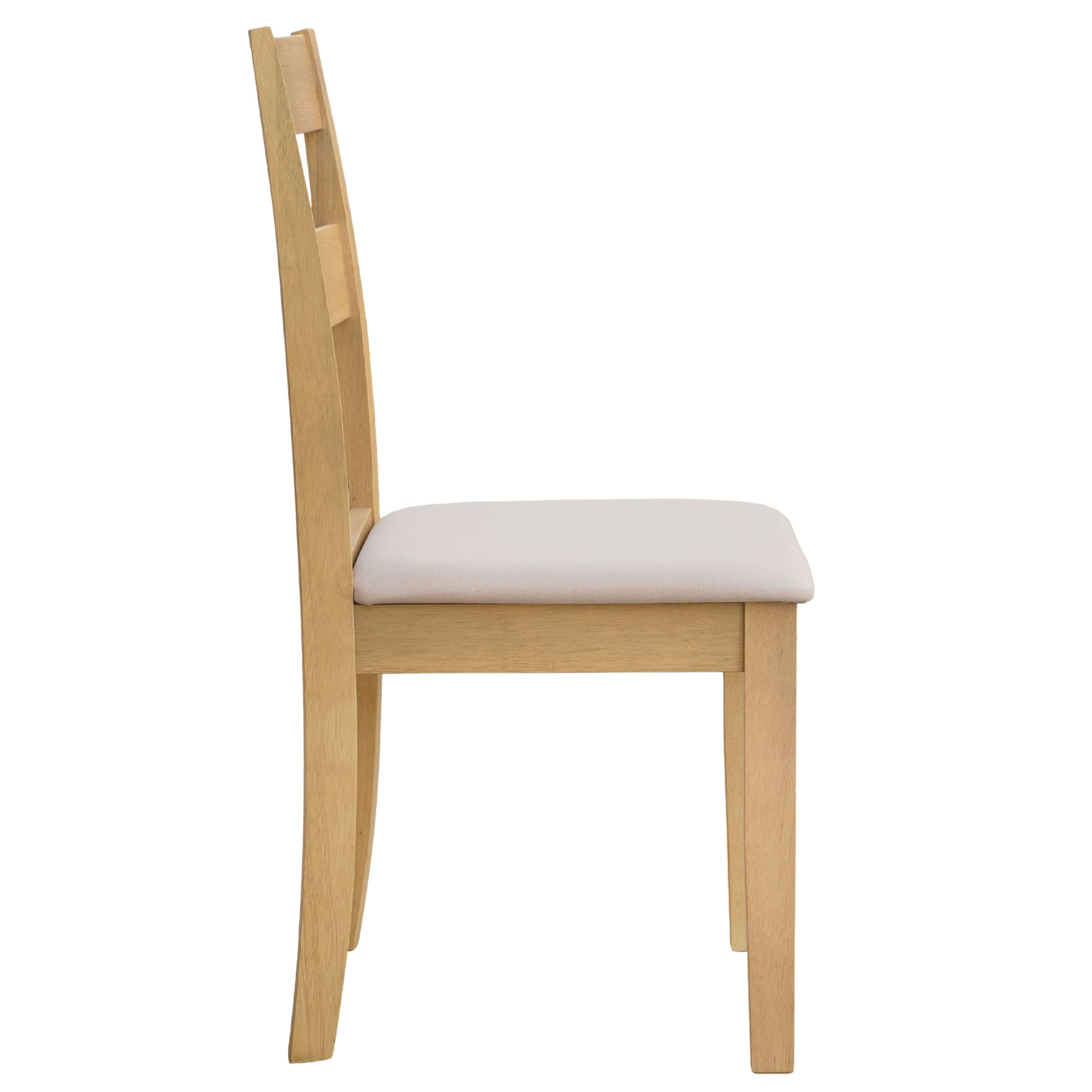 Silla de madera con asiento de tela clara, vista de lado.