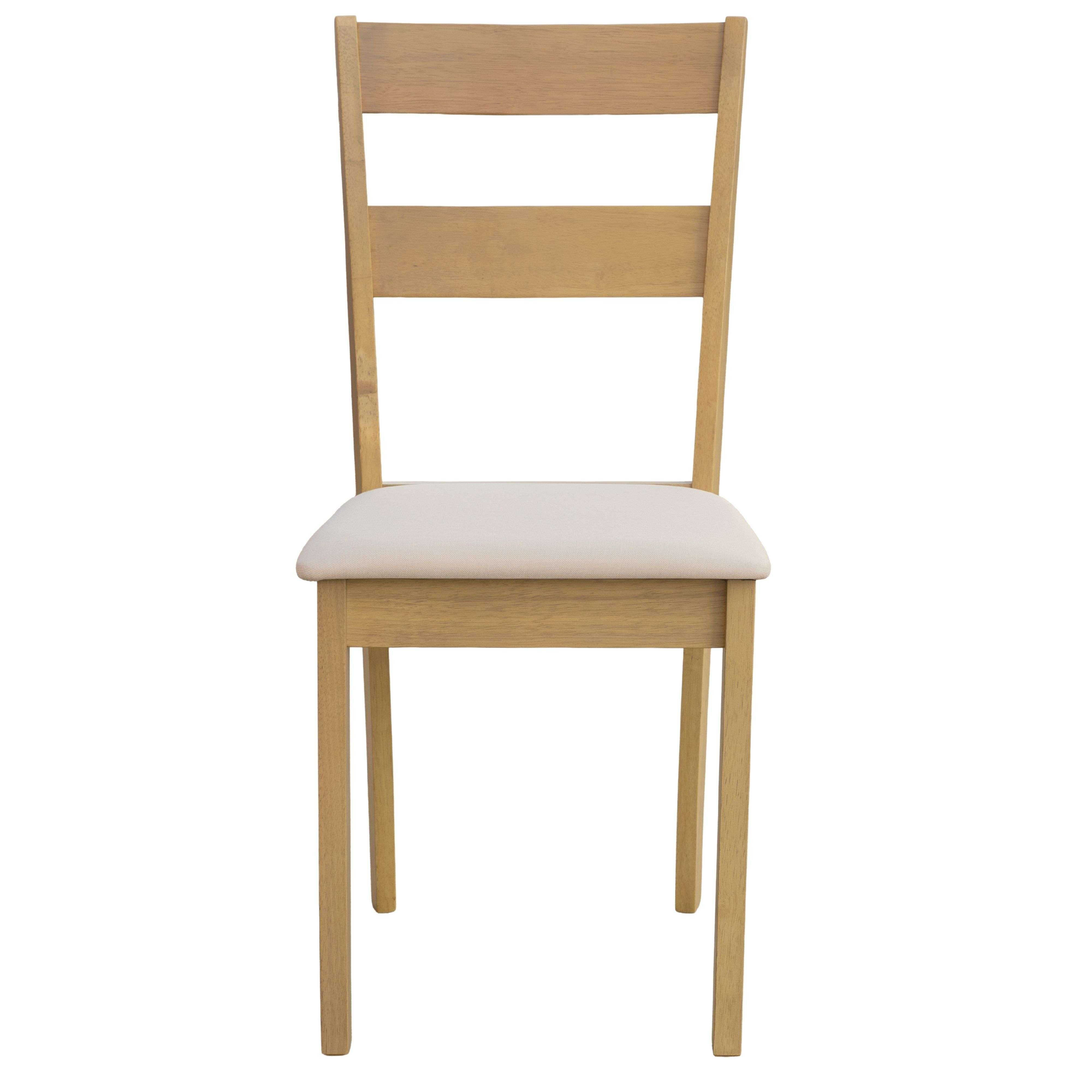 Una silla de madera clara con asiento acolchado.